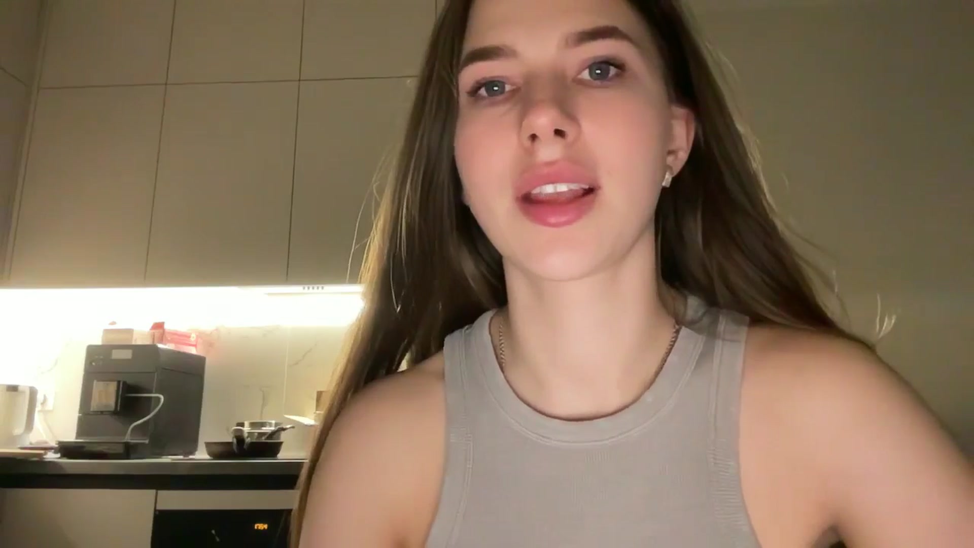 Gallery image thumbnail from kissfreeze's myfreecams stream on, 04/14/2025, 20:43 image 7 of 20