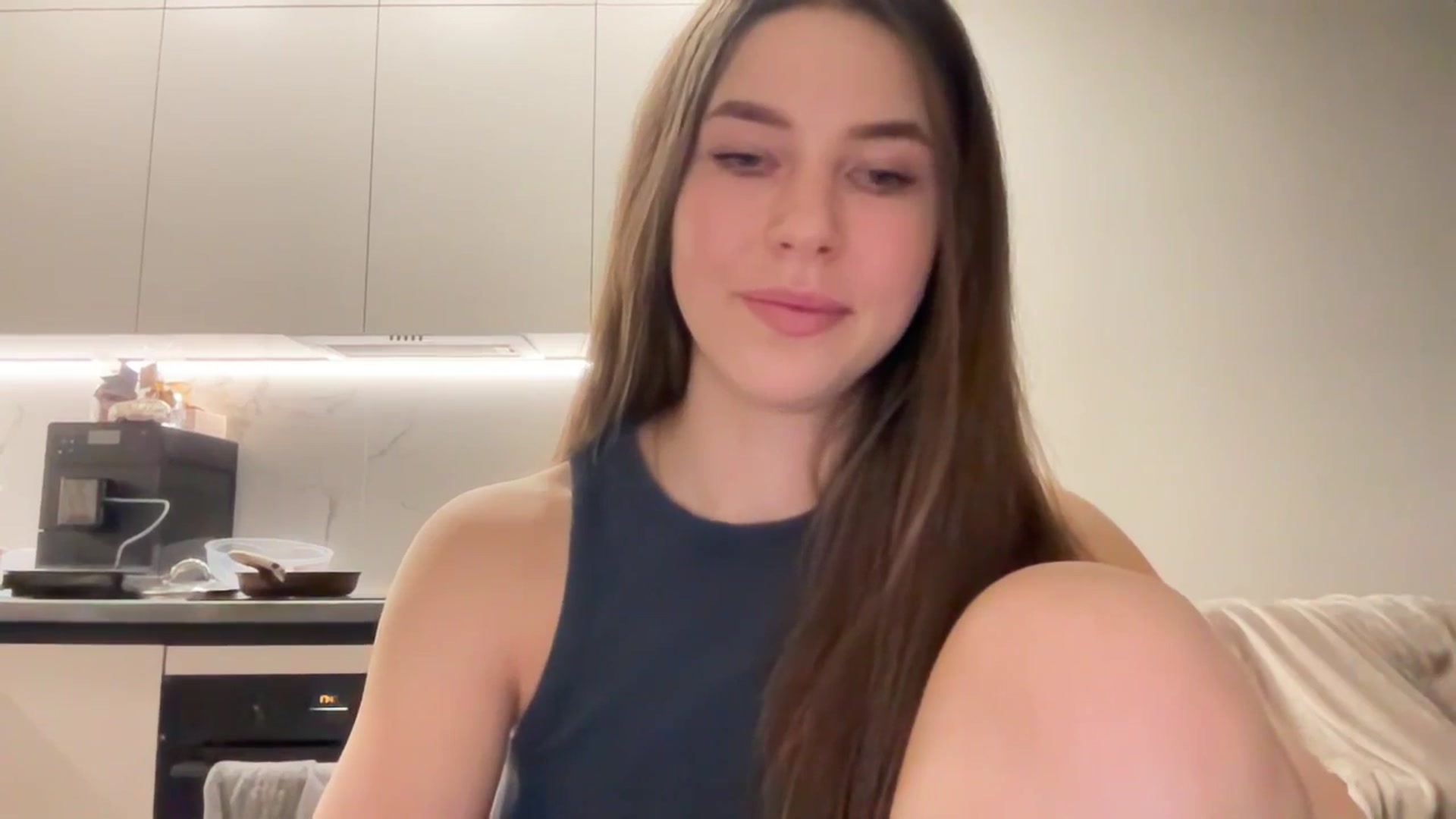 Gallery image thumbnail from kissfreeze's myfreecams stream on, 04/17/2025, 20:40 image 3 of 20