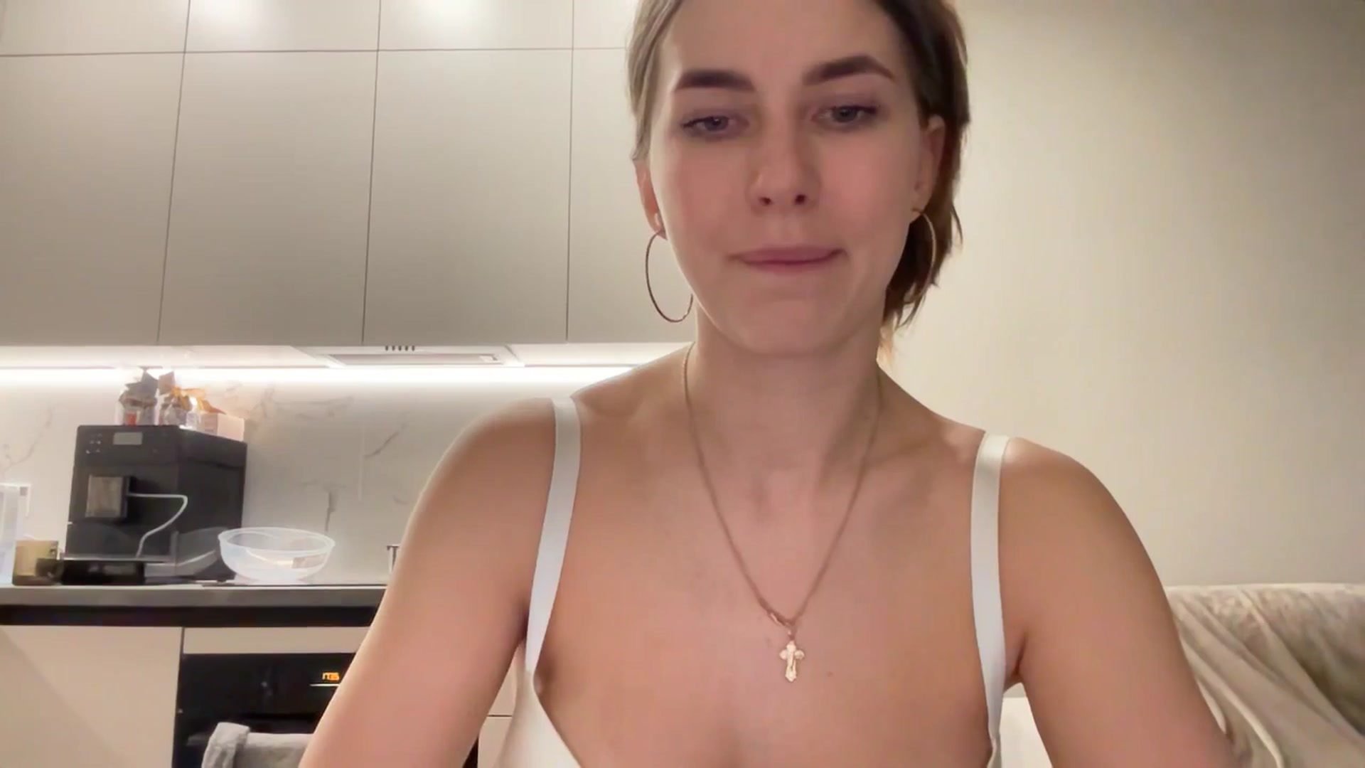 Gallery image thumbnail from kissfreeze's myfreecams stream on, 04/18/2025, 19:55 image 19 of 20