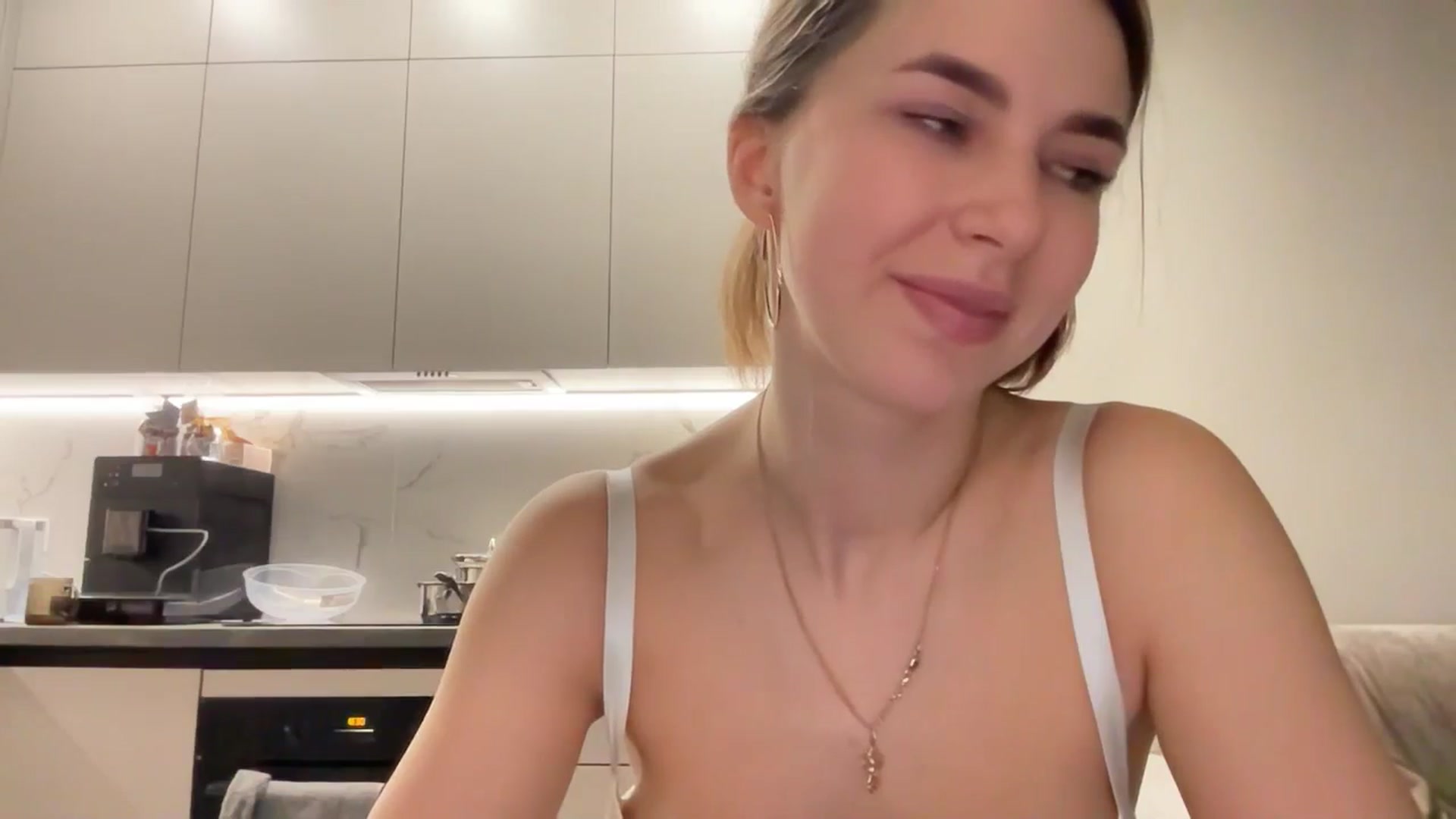 Gallery image thumbnail from kissfreeze's myfreecams stream on, 04/18/2025, 21:07 image 12 of 20