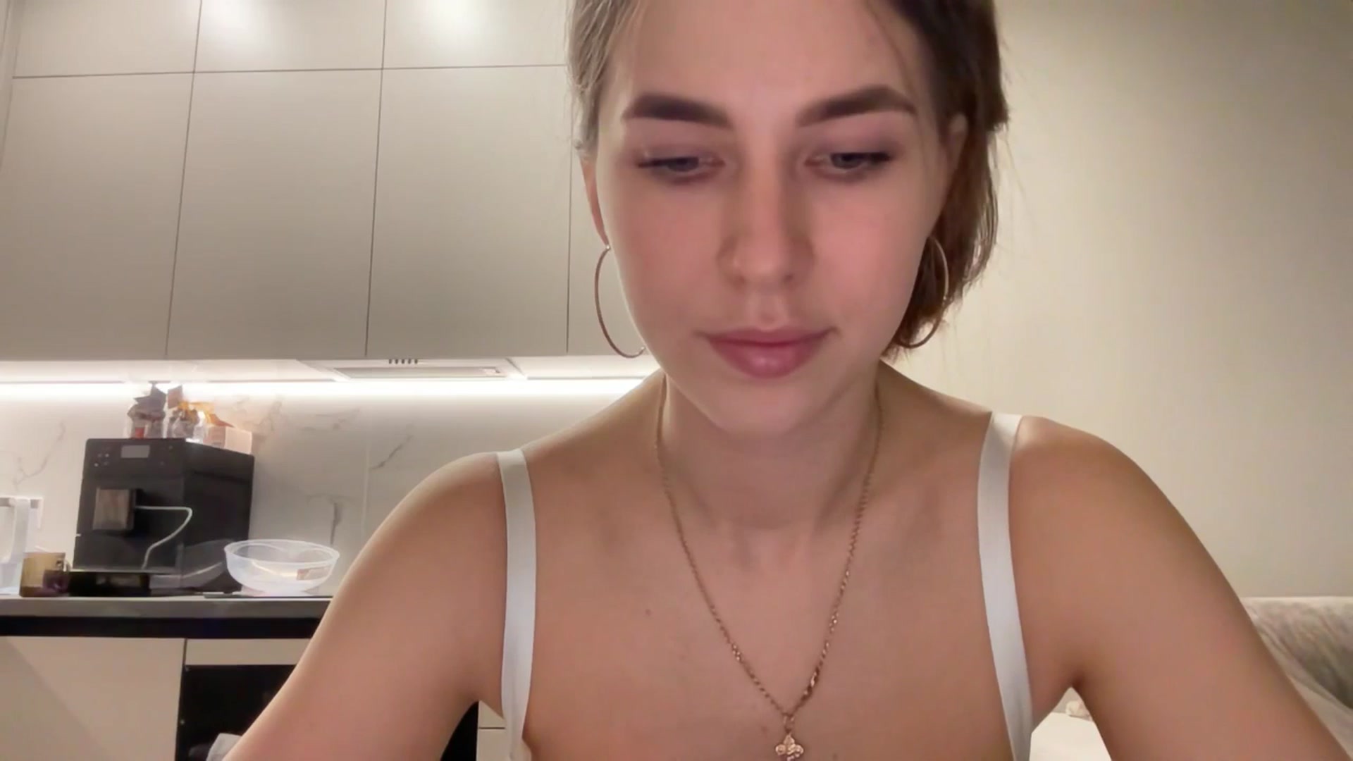 Gallery image thumbnail from kissfreeze's myfreecams stream on, 04/18/2025, 21:07 image 2 of 20