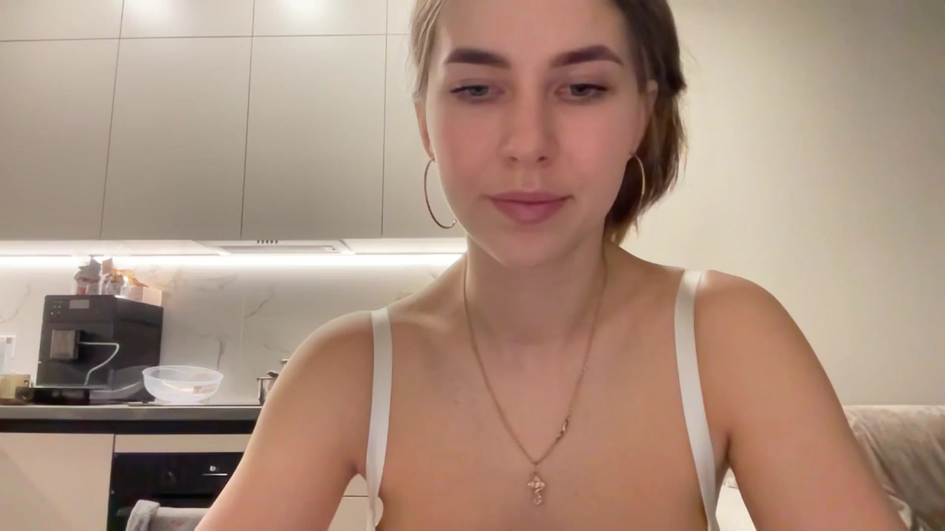 Gallery image thumbnail from kissfreeze's myfreecams stream on, 04/18/2025, 21:07 image 15 of 20