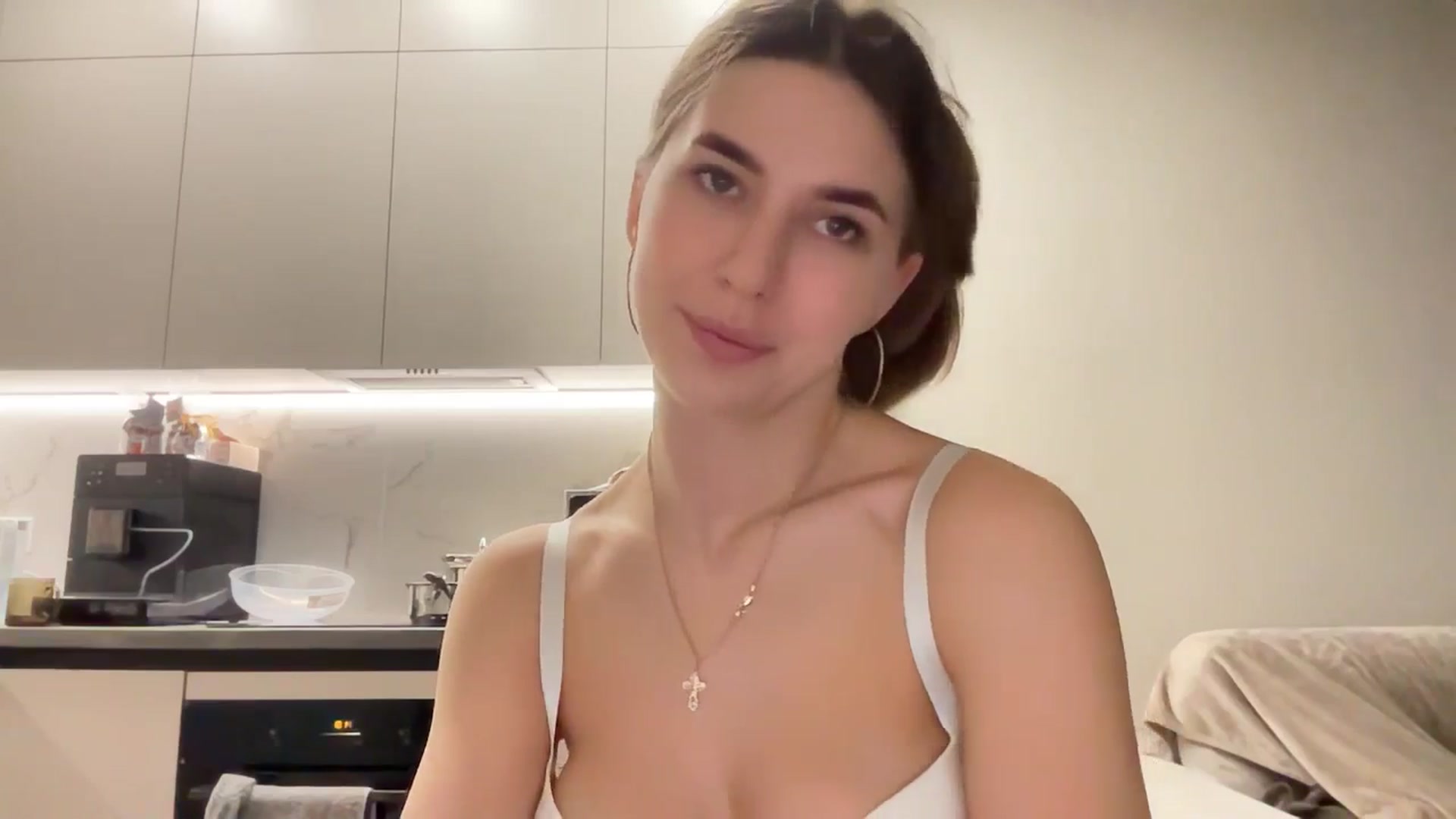 Gallery image thumbnail from kissfreeze's myfreecams stream on, 04/18/2025, 21:07 image 5 of 20