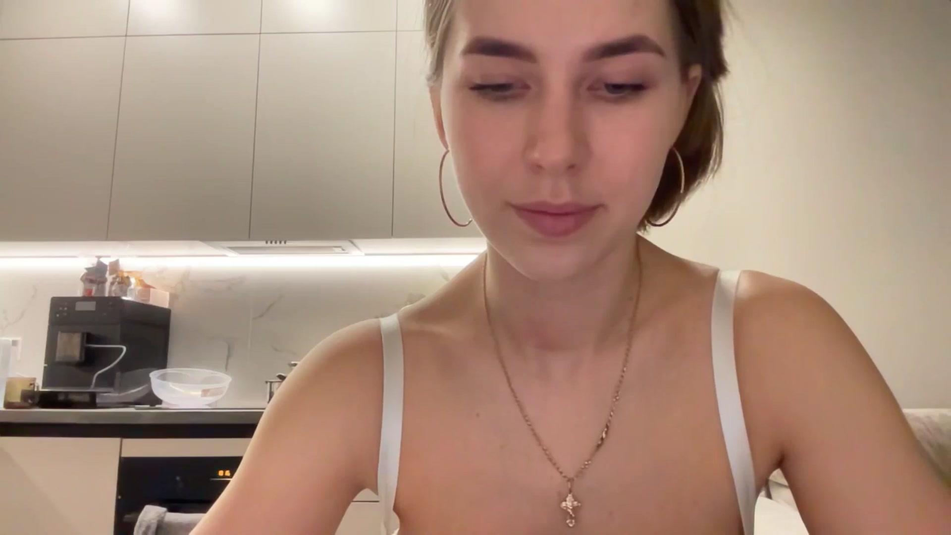 Gallery image thumbnail from kissfreeze's myfreecams stream on, 04/18/2025, 21:07 image 6 of 20