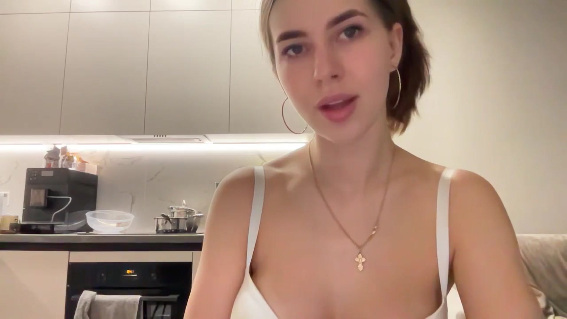 Gallery image thumbnail from kissfreeze's myfreecams stream on, 04/18/2025, 21:07 image 17 of 20