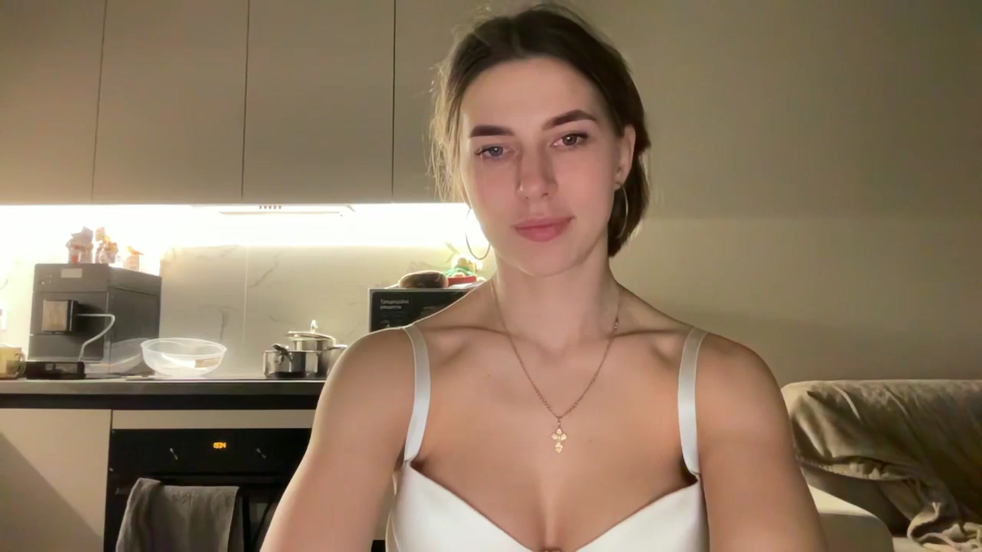 Gallery image thumbnail from kissfreeze's myfreecams stream on, 04/18/2025, 22:04 image 15 of 20