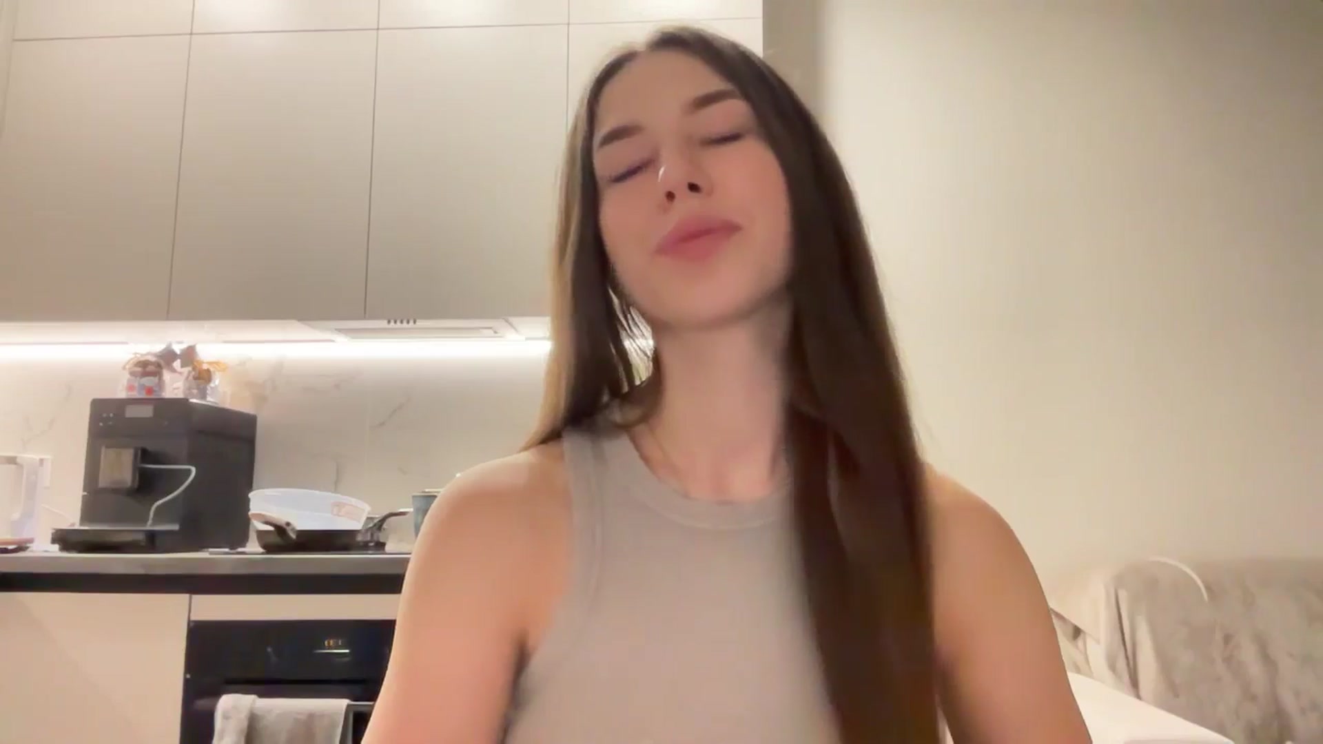 Gallery image thumbnail from kissfreeze's myfreecams stream on, 04/19/2025, 20:04 image 10 of 20