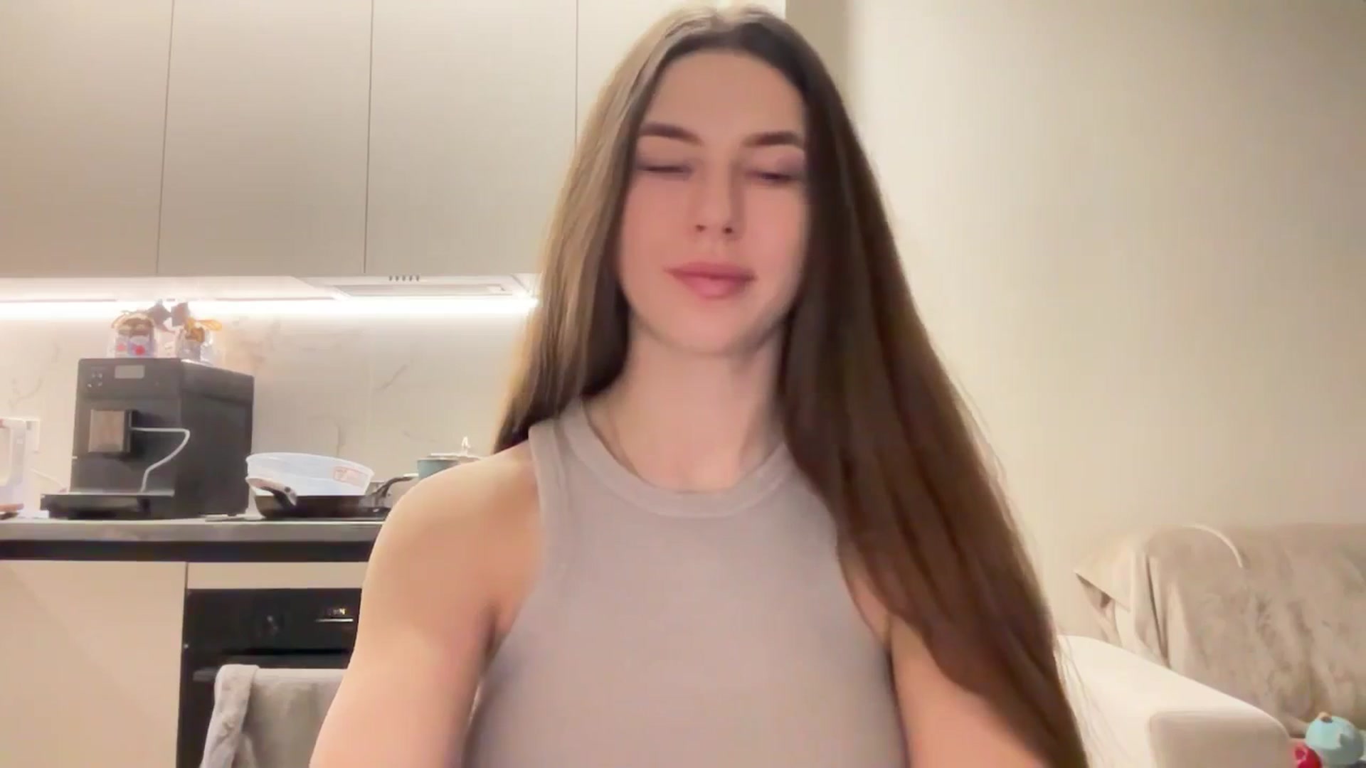 Gallery image thumbnail from kissfreeze's myfreecams stream on, 04/19/2025, 20:04 image 19 of 20