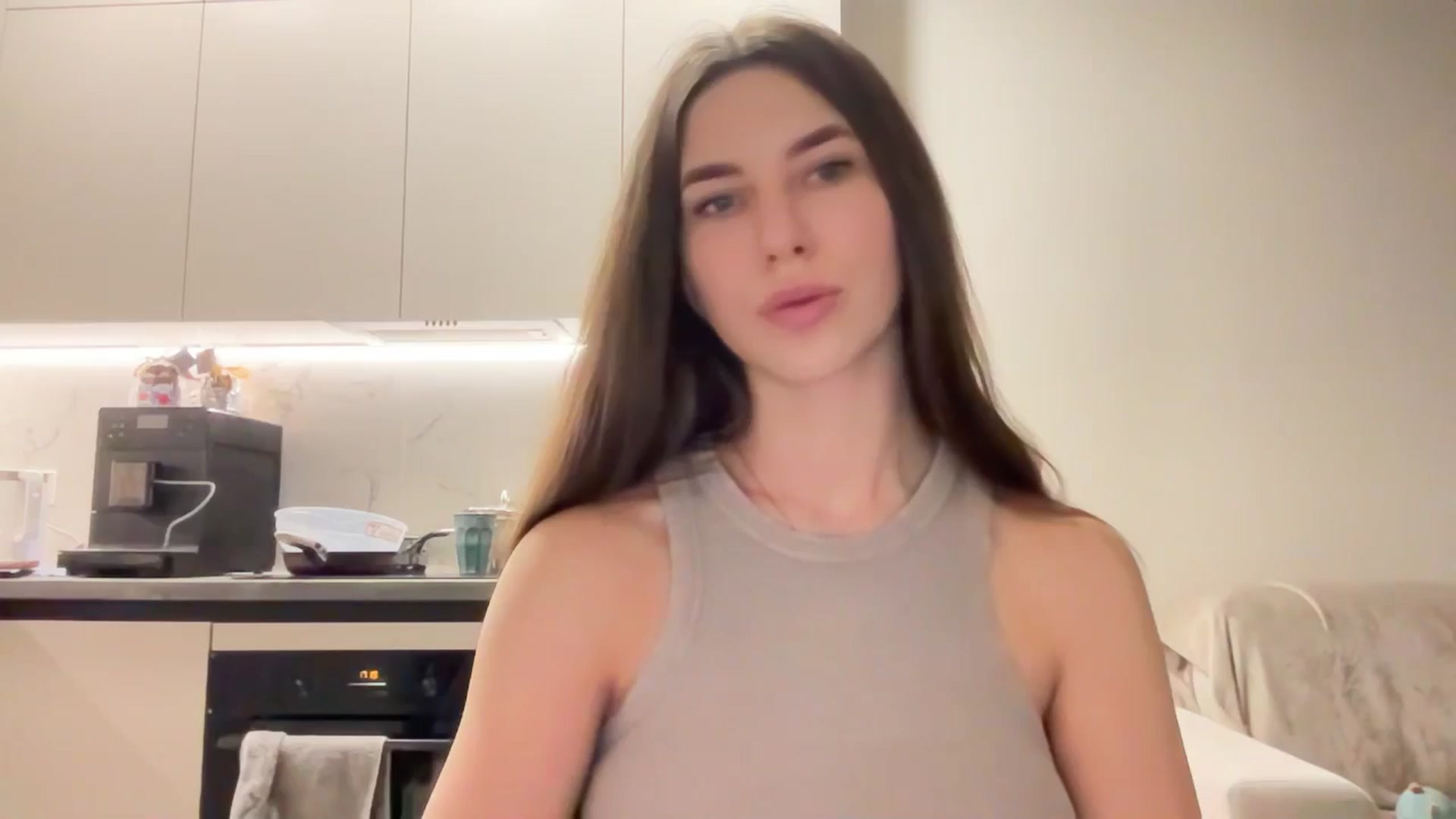 Gallery image thumbnail from kissfreeze's myfreecams stream on, 04/19/2025, 20:04 image 1 of 20