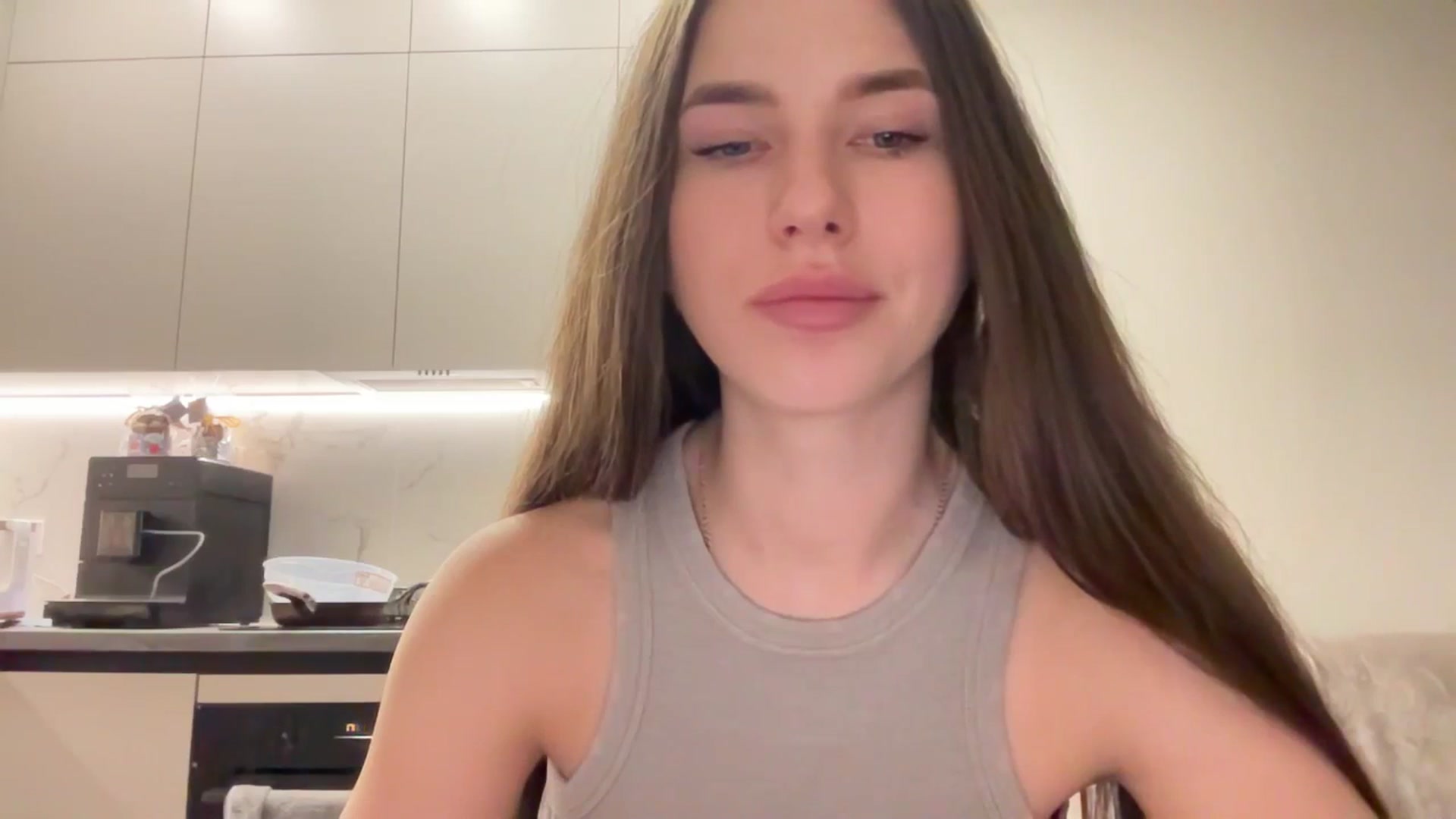 Gallery image thumbnail from kissfreeze's myfreecams stream on, 04/19/2025, 20:04 image 13 of 20