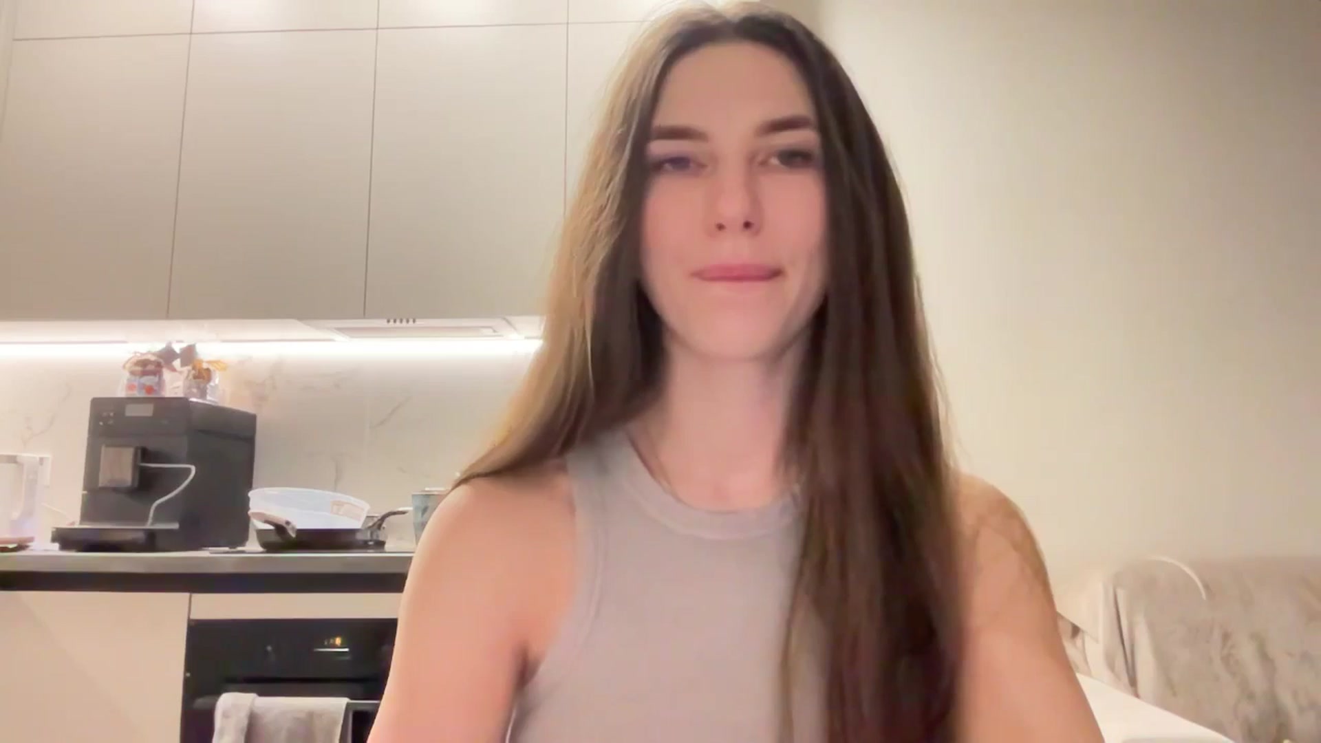 Gallery image thumbnail from kissfreeze's myfreecams stream on, 04/19/2025, 20:04 image 8 of 20