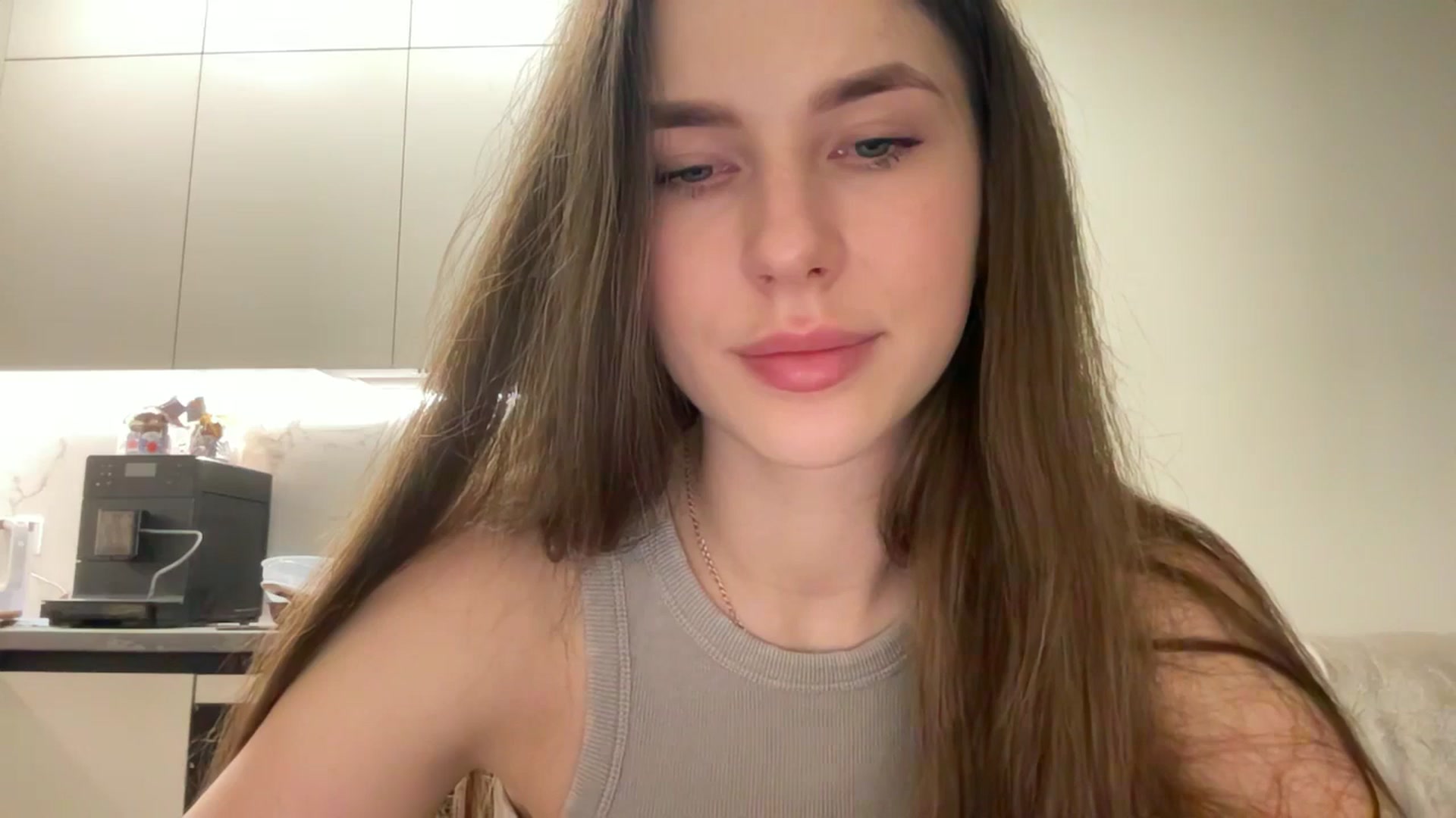 Gallery image thumbnail from kissfreeze's myfreecams stream on, 04/19/2025, 20:04 image 15 of 20