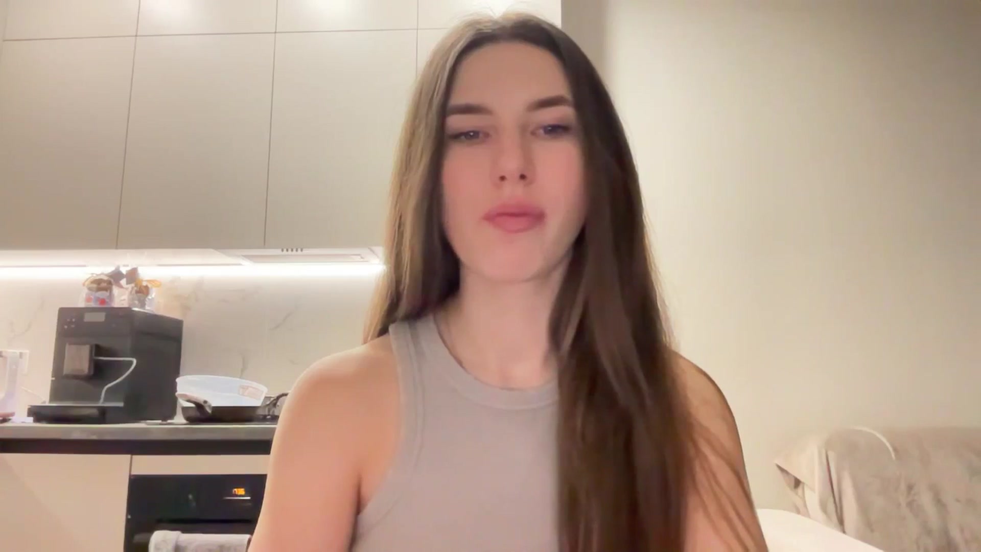 Gallery image thumbnail from kissfreeze's myfreecams stream on, 04/19/2025, 20:04 image 14 of 20