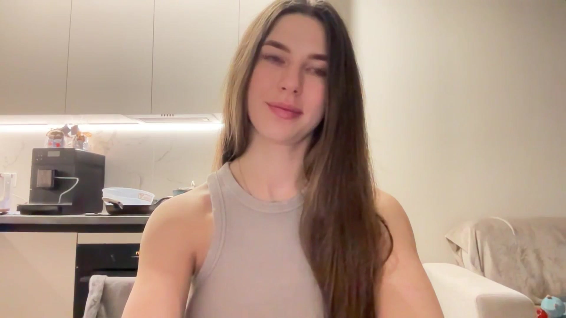 Gallery image thumbnail from kissfreeze's myfreecams stream on, 04/19/2025, 20:04 image 17 of 20