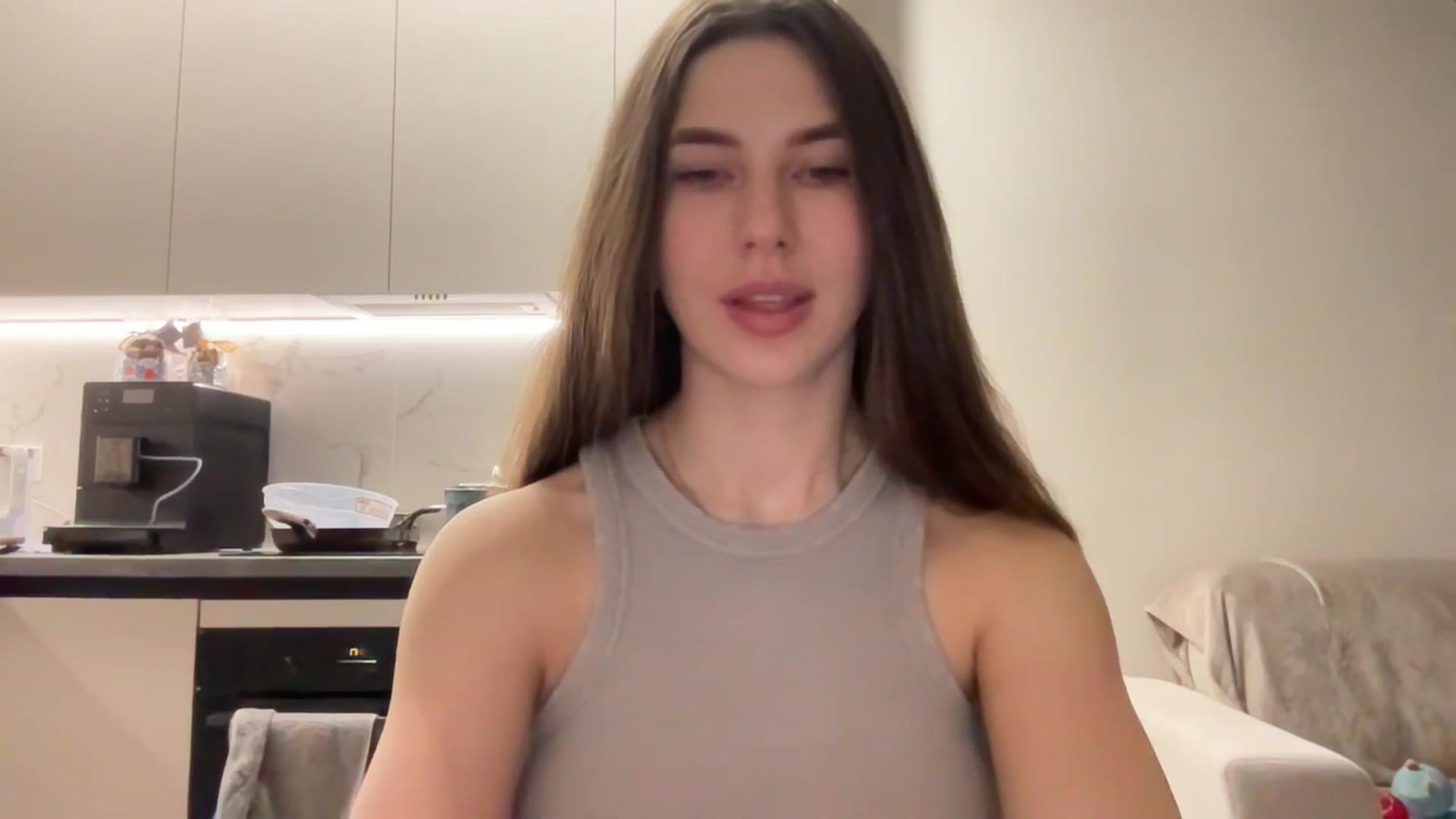 Gallery image thumbnail from kissfreeze's myfreecams stream on, 04/19/2025, 20:04 image 18 of 20