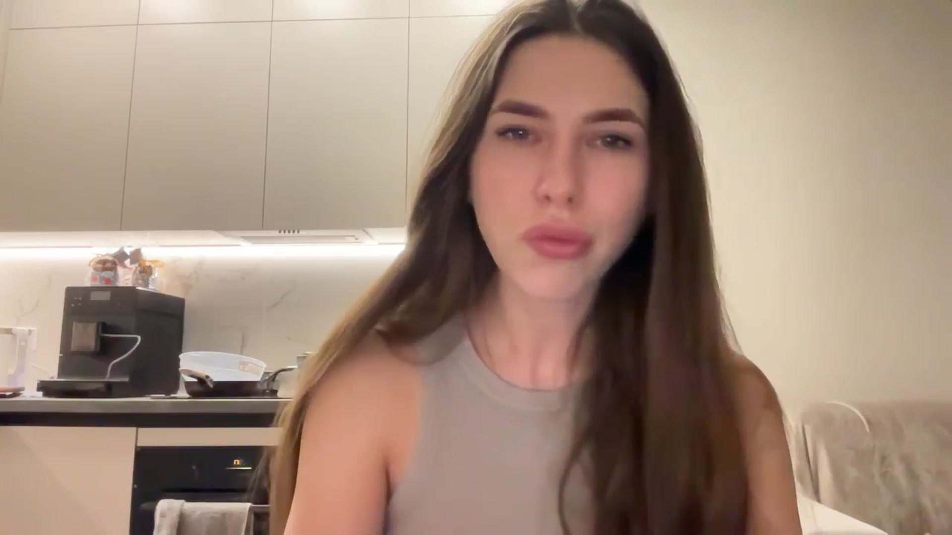 Gallery image thumbnail from kissfreeze's myfreecams stream on, 04/19/2025, 20:04 image 4 of 20