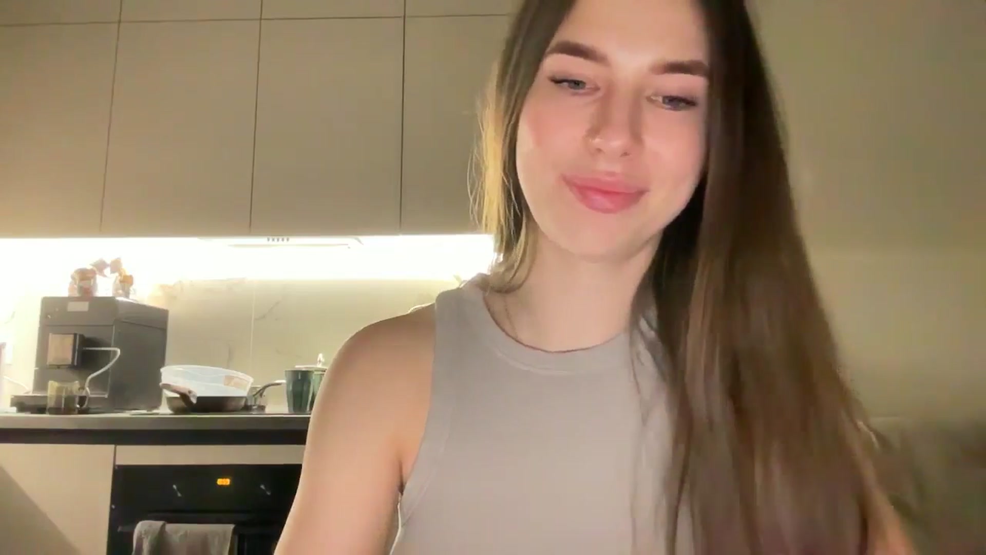 Gallery image thumbnail from kissfreeze's myfreecams stream on, 04/19/2025, 21:30 image 3 of 20