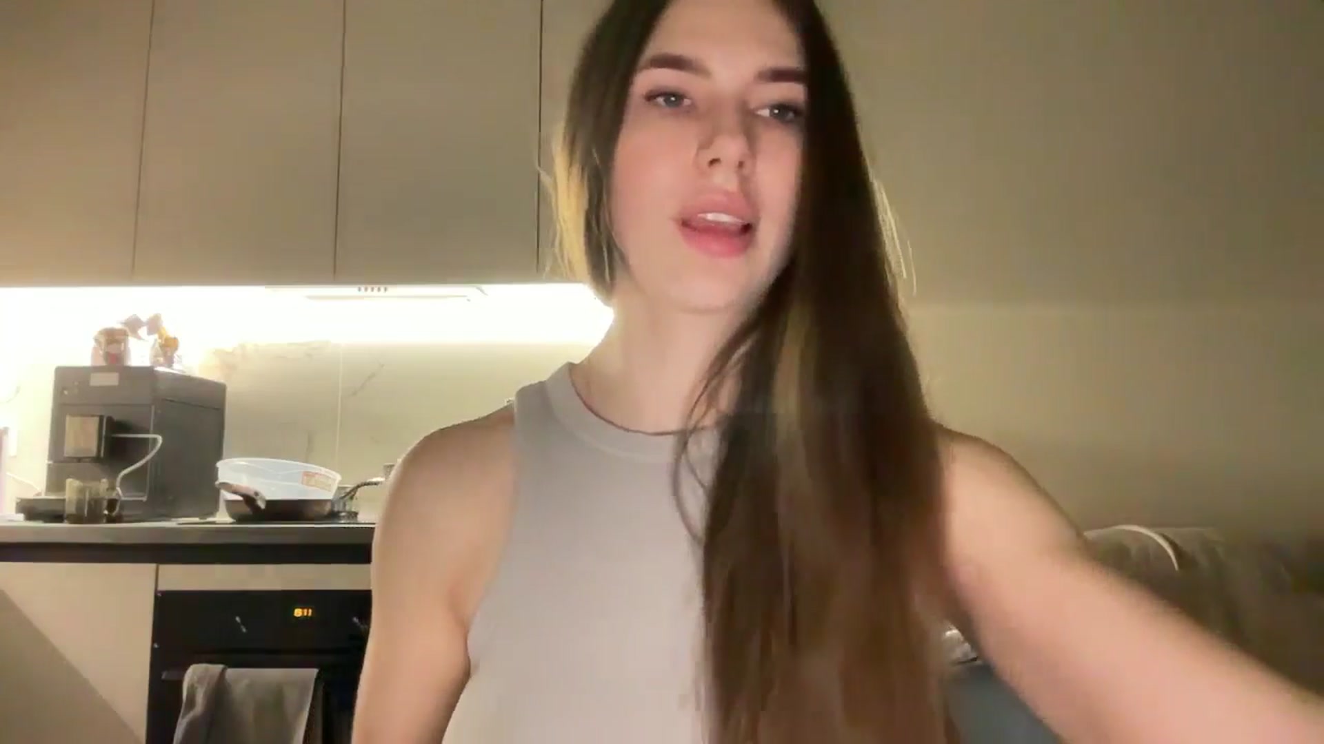 Gallery image thumbnail from kissfreeze's myfreecams stream on, 04/19/2025, 21:30 image 18 of 20