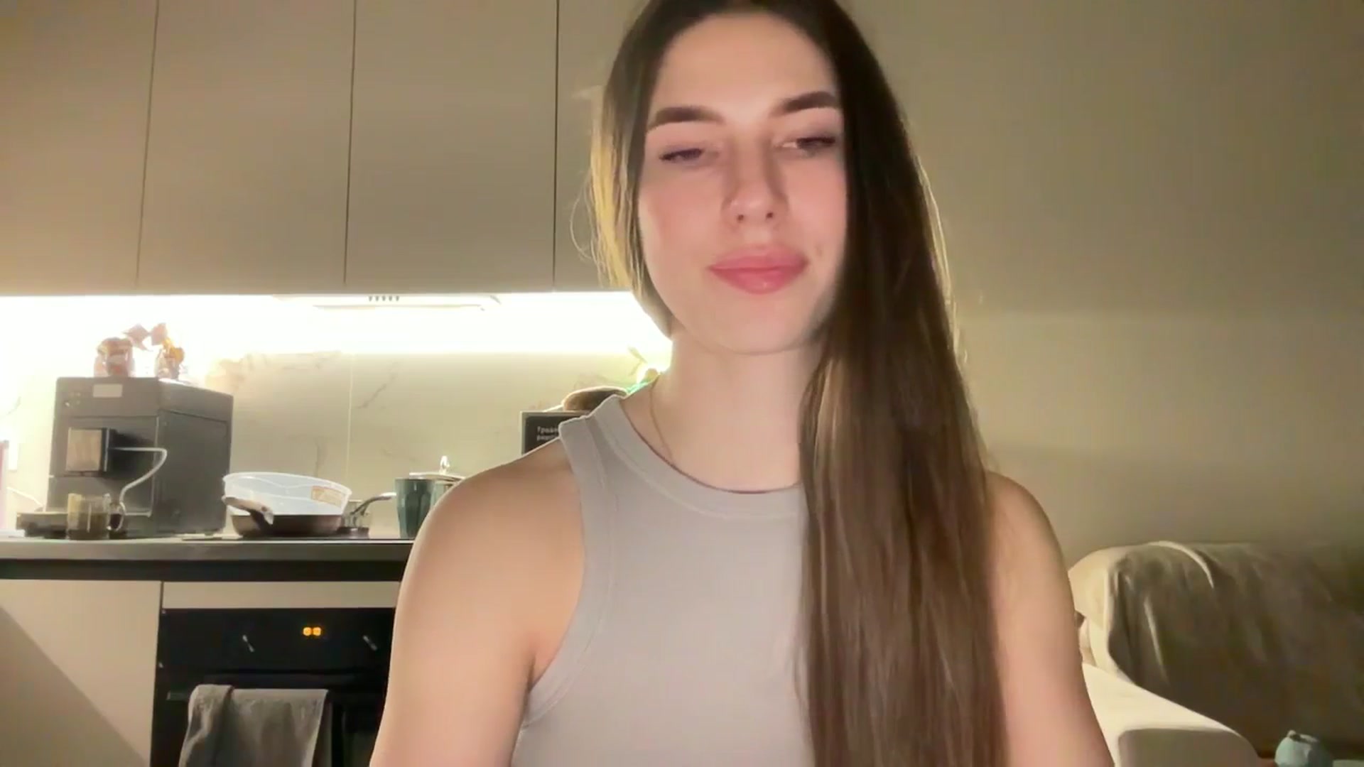 Gallery image thumbnail from kissfreeze's myfreecams stream on, 04/19/2025, 21:30 image 17 of 20