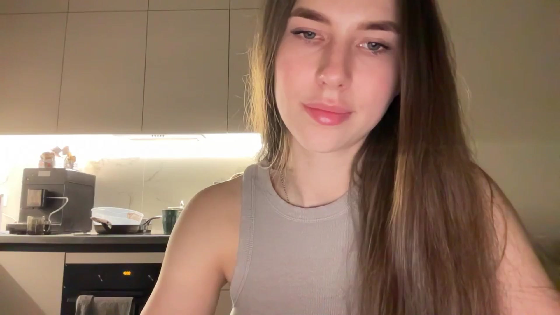 Gallery image thumbnail from kissfreeze's myfreecams stream on, 04/19/2025, 21:30 image 4 of 20
