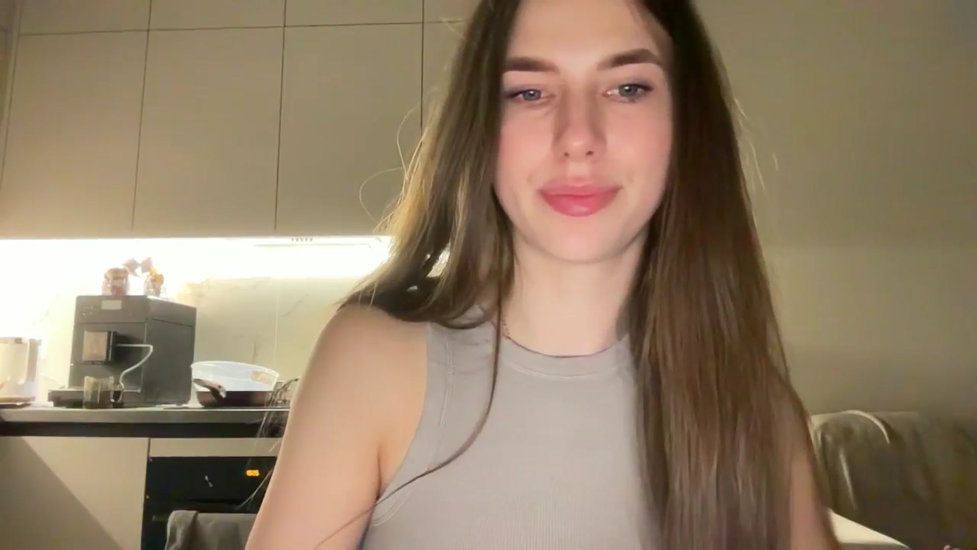 Gallery image thumbnail from kissfreeze's myfreecams stream on, 04/19/2025, 22:59 image 3 of 20