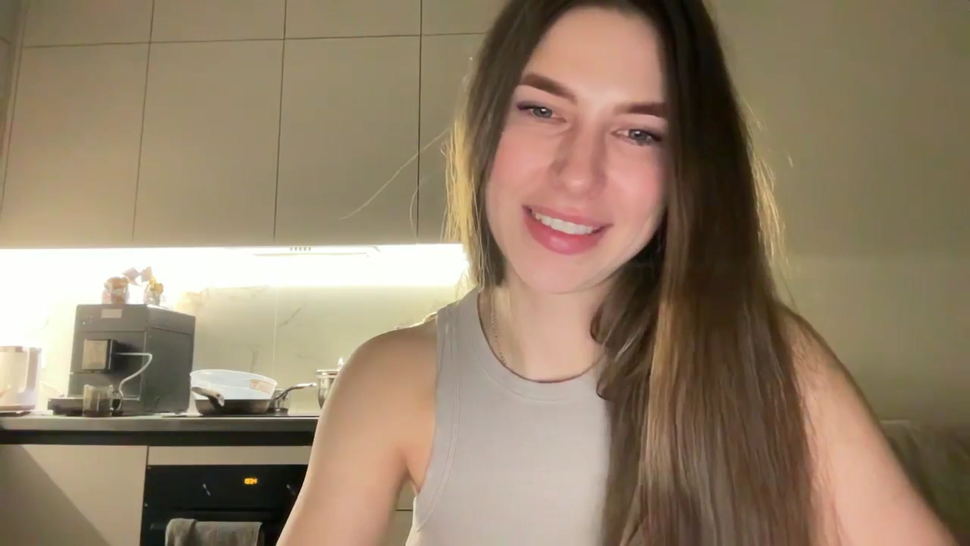Gallery image thumbnail from kissfreeze's myfreecams stream on, 04/19/2025, 22:59 image 5 of 20
