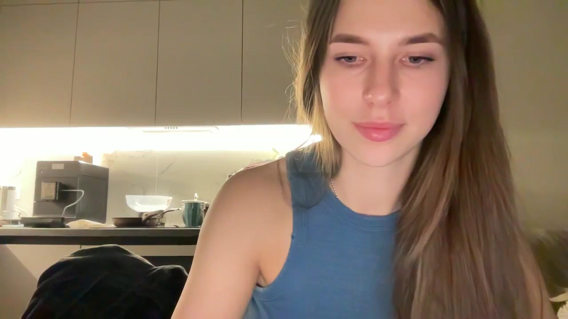 Gallery image thumbnail from kissfreeze's myfreecams stream on, 04/21/2025, 21:49 image 14 of 20
