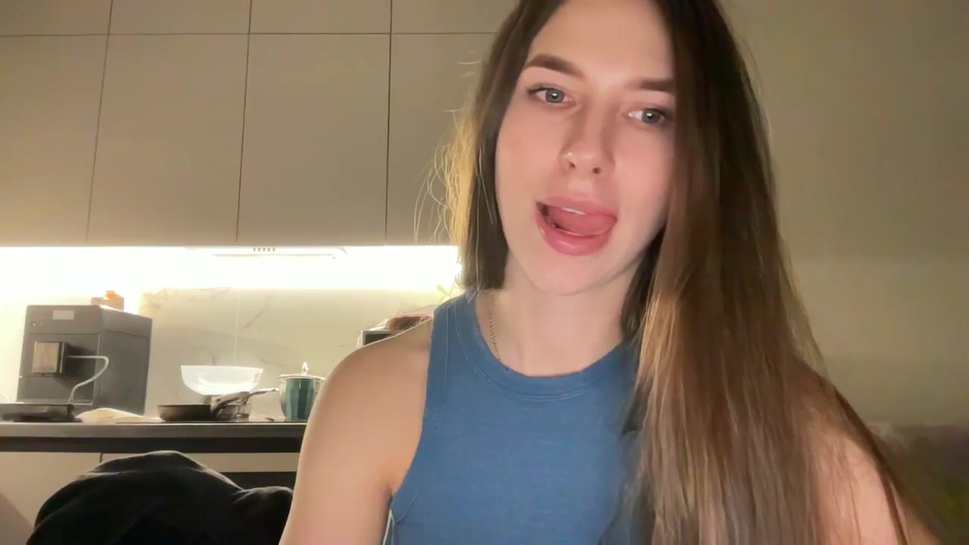 Gallery image thumbnail from kissfreeze's myfreecams stream on, 04/21/2025, 21:49 image 7 of 20