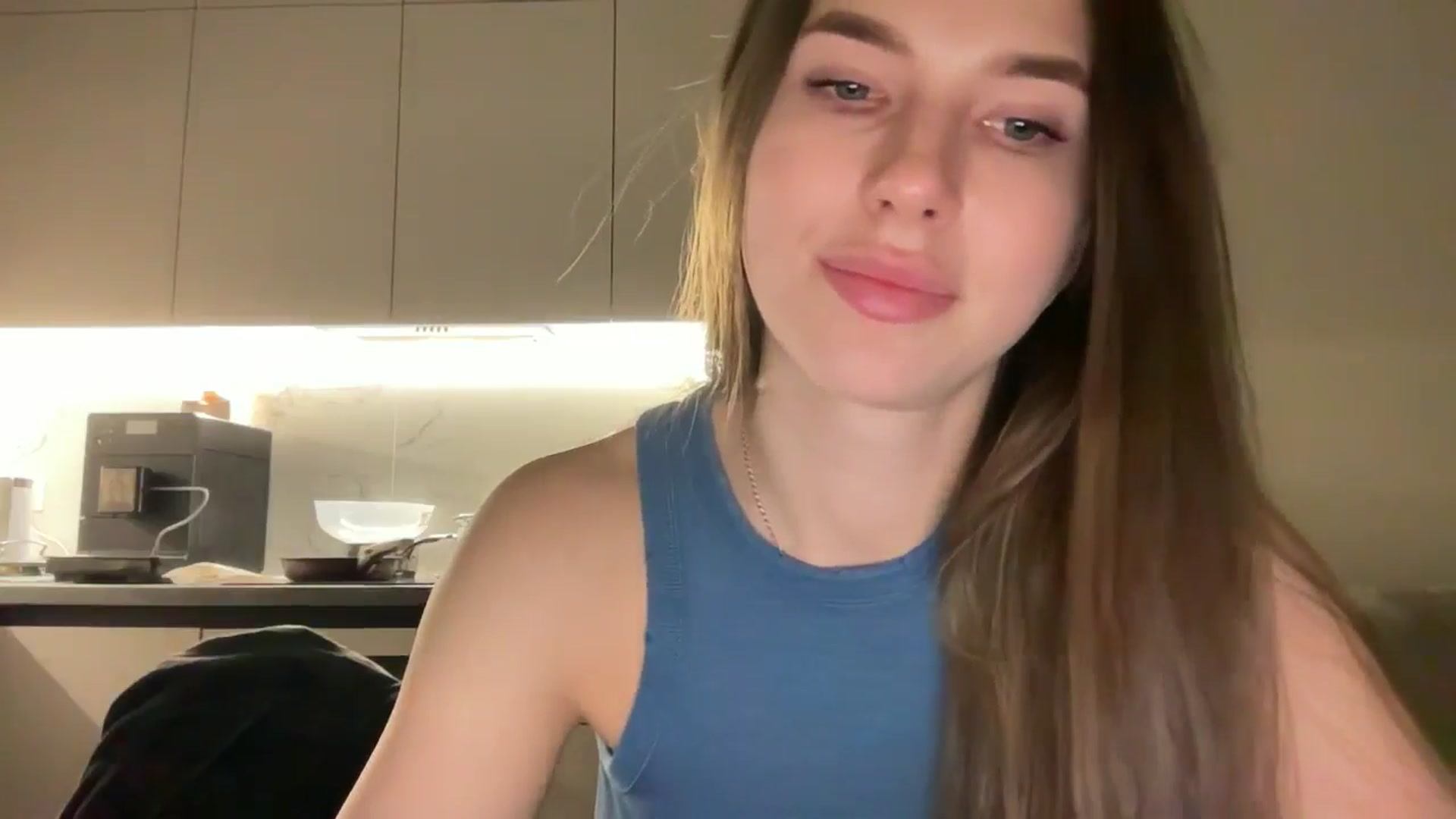 Gallery image thumbnail from kissfreeze's myfreecams stream on, 04/21/2025, 21:49 image 9 of 20