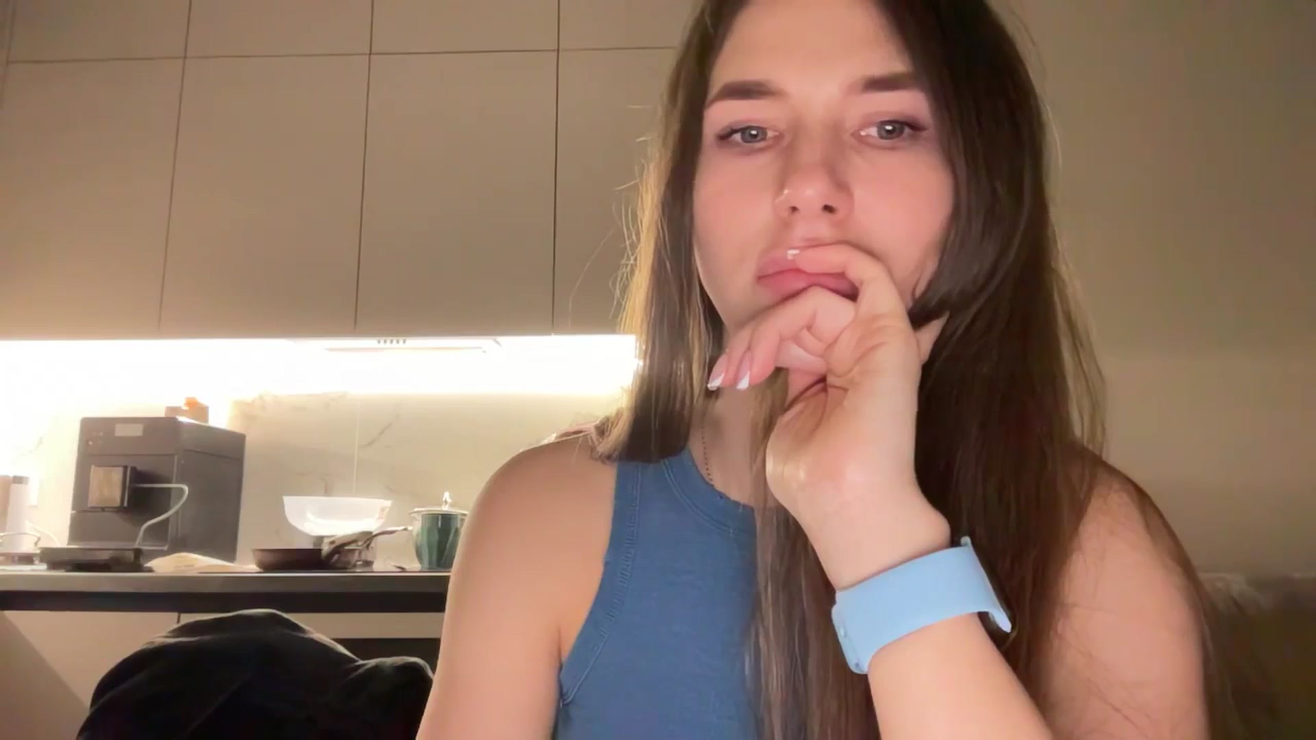 Gallery image thumbnail from kissfreeze's myfreecams stream on, 04/21/2025, 21:49 image 8 of 20