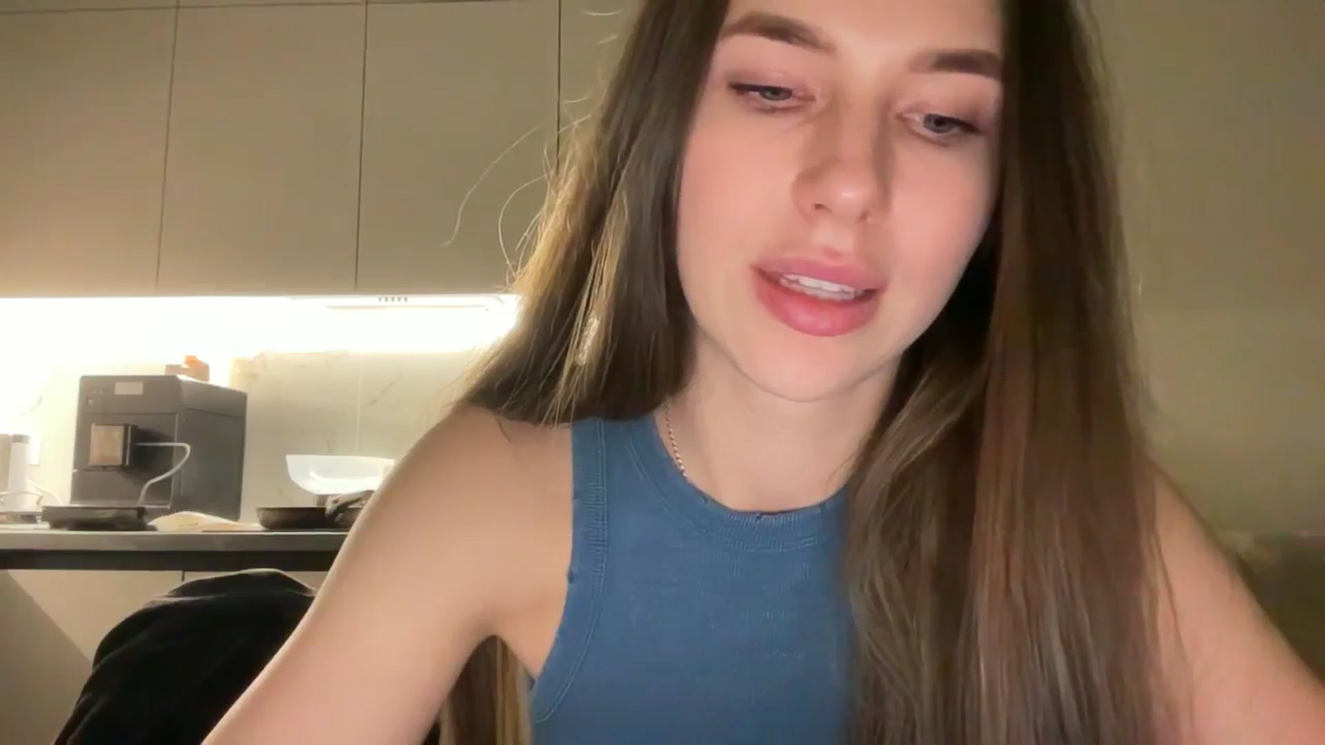 Gallery image thumbnail from kissfreeze's myfreecams stream on, 04/21/2025, 21:49 image 10 of 20