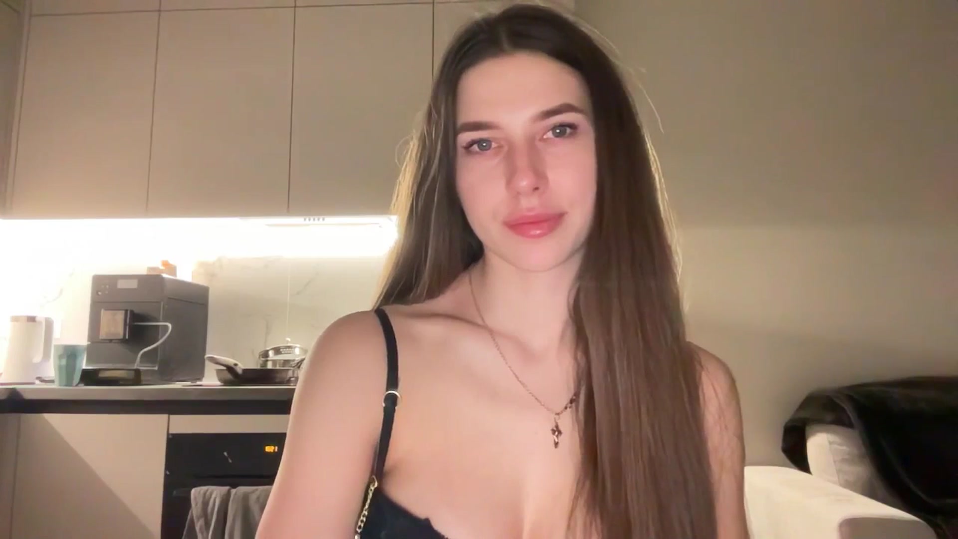 Gallery image thumbnail from kissfreeze's myfreecams stream on, 04/24/2025, 20:48 image 15 of 20
