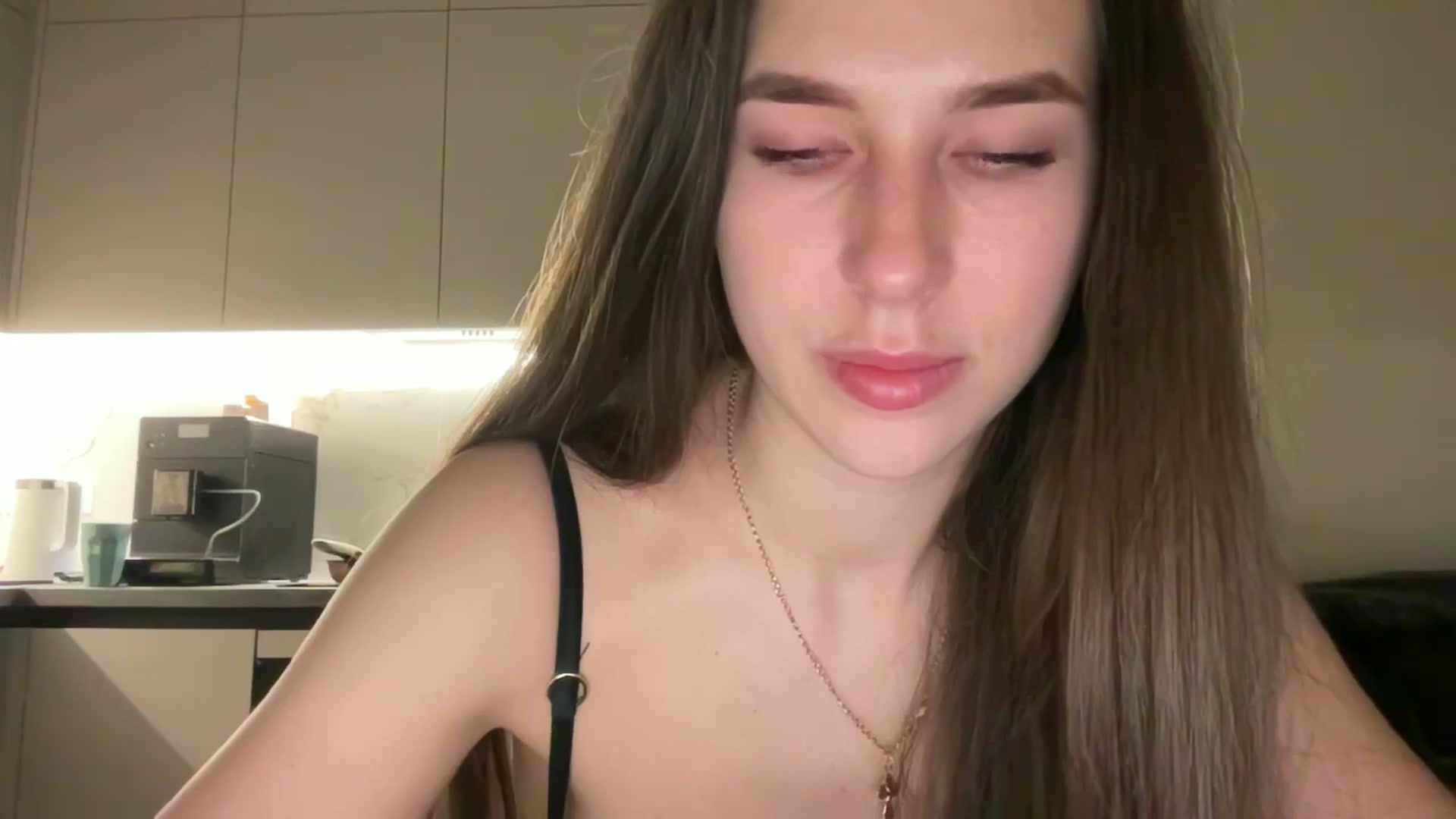 Gallery image thumbnail from kissfreeze's myfreecams stream on, 04/24/2025, 20:48 image 16 of 20