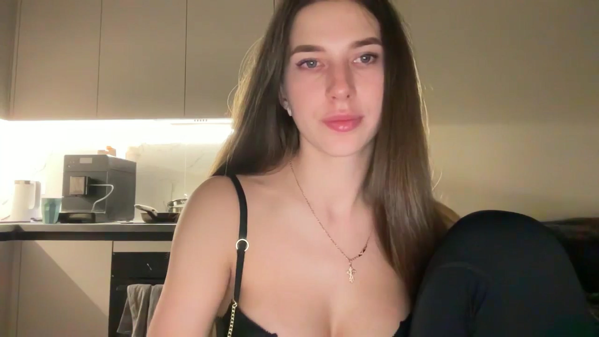 Gallery image thumbnail from kissfreeze's myfreecams stream on, 04/24/2025, 20:48 image 11 of 20