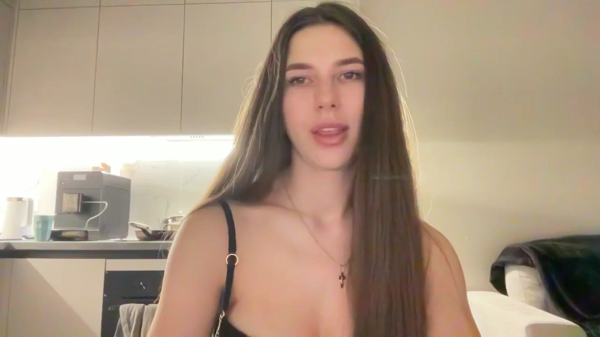 Gallery image thumbnail from kissfreeze's myfreecams stream on, 04/24/2025, 20:48 image 17 of 20