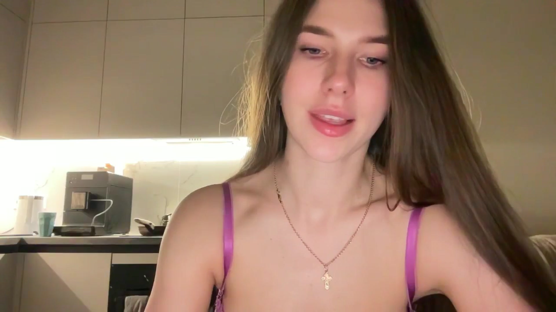 Gallery image thumbnail from kissfreeze's myfreecams stream on, 04/25/2025, 20:11 image 18 of 20