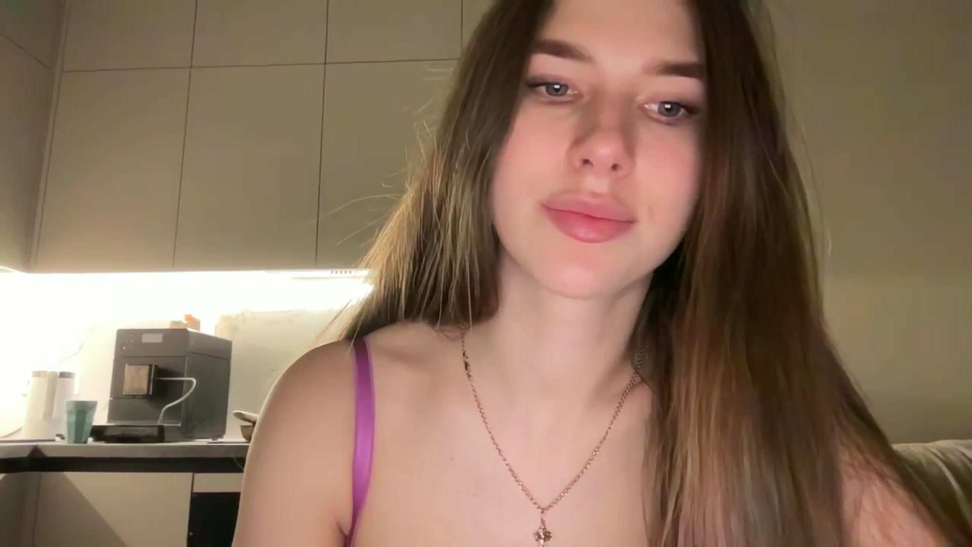 Gallery image thumbnail from kissfreeze's myfreecams stream on, 04/25/2025, 20:11 image 17 of 20