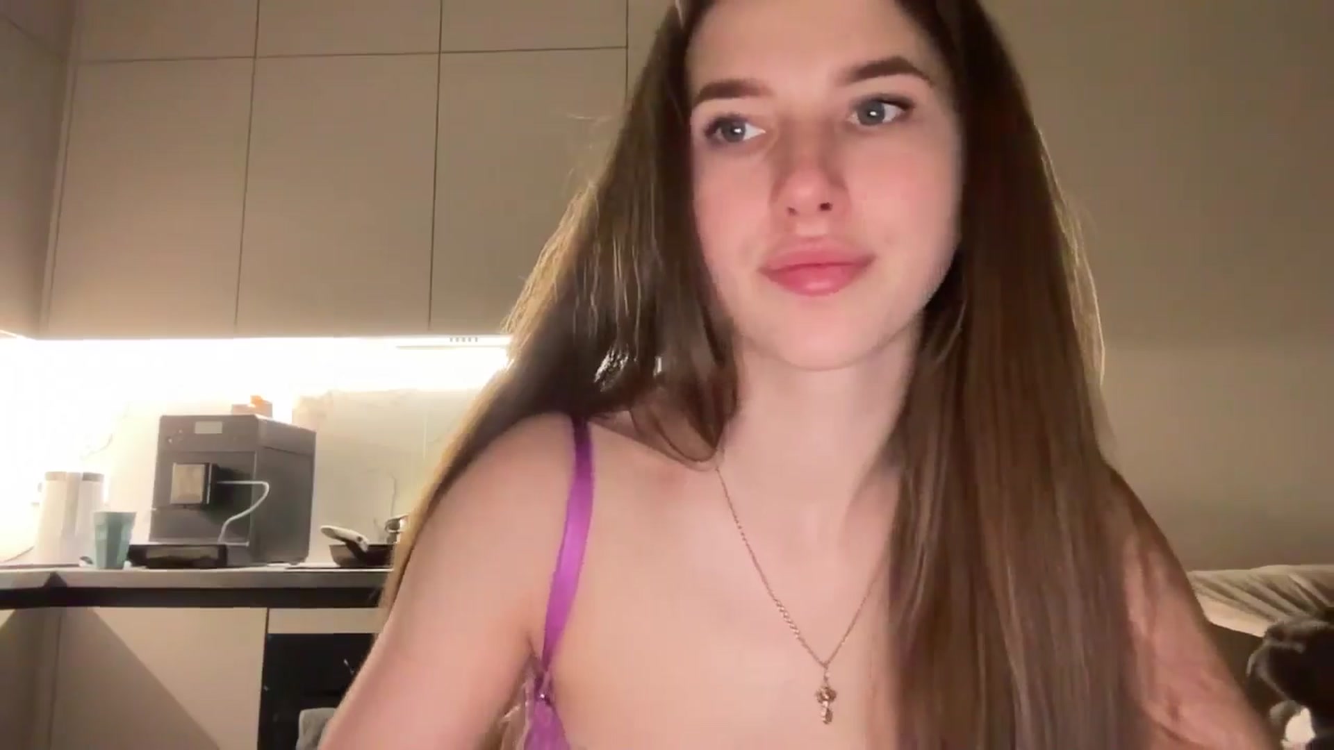 Gallery image thumbnail from kissfreeze's myfreecams stream on, 04/25/2025, 20:11 image 2 of 20