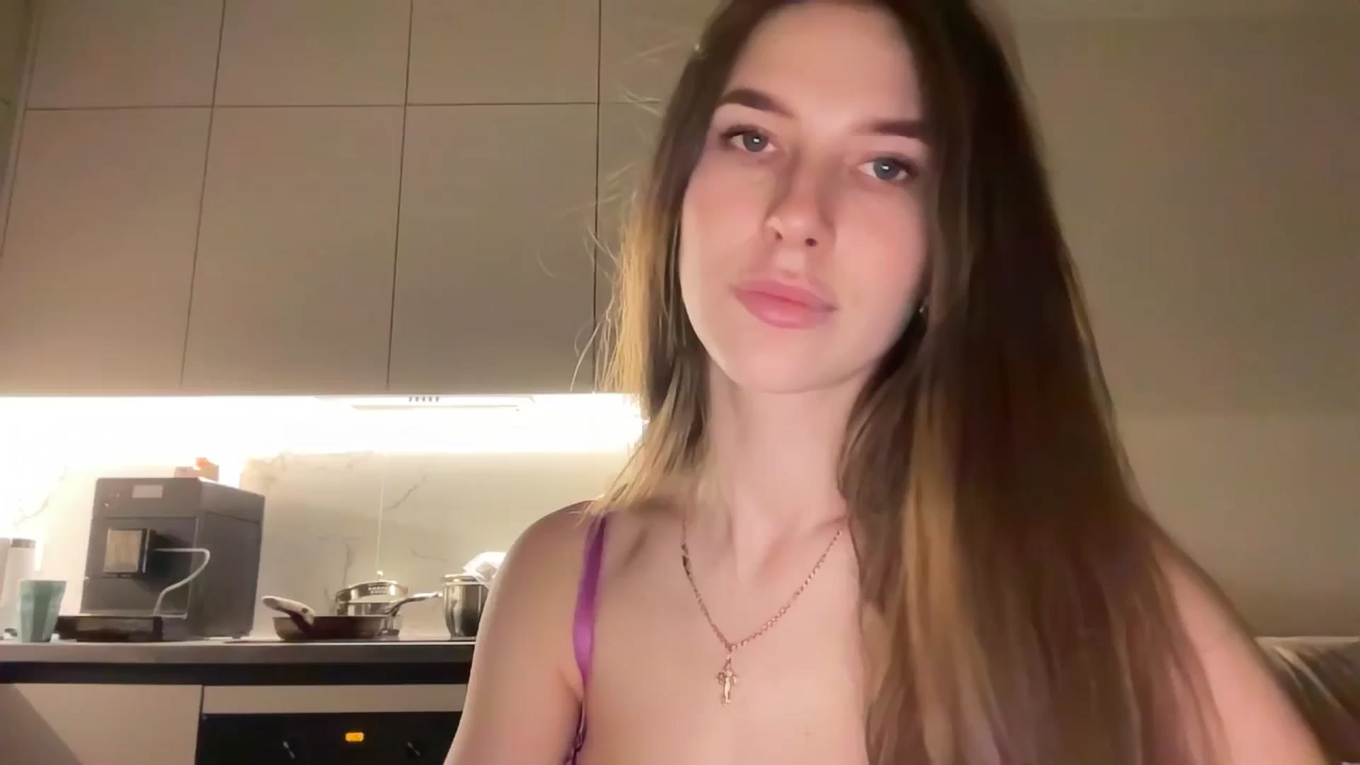 Gallery image thumbnail from kissfreeze's myfreecams stream on, 04/25/2025, 20:27 image 20 of 20