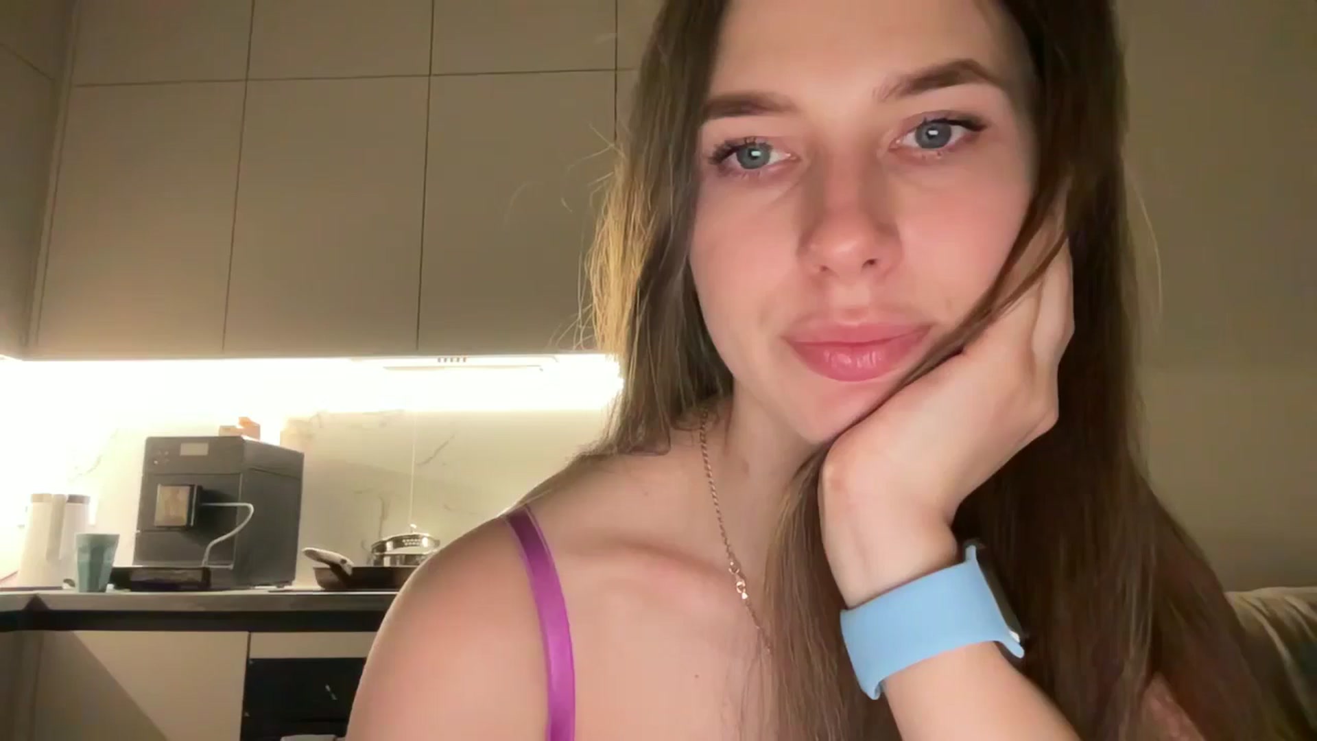 Gallery image thumbnail from kissfreeze's myfreecams stream on, 04/25/2025, 20:27 image 2 of 20