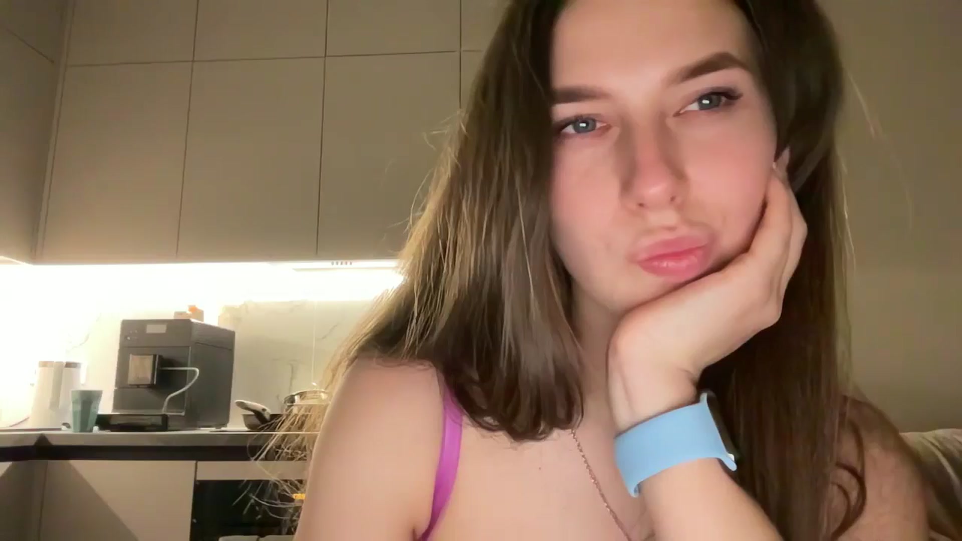 Gallery image thumbnail from kissfreeze's myfreecams stream on, 04/25/2025, 20:27 image 6 of 20