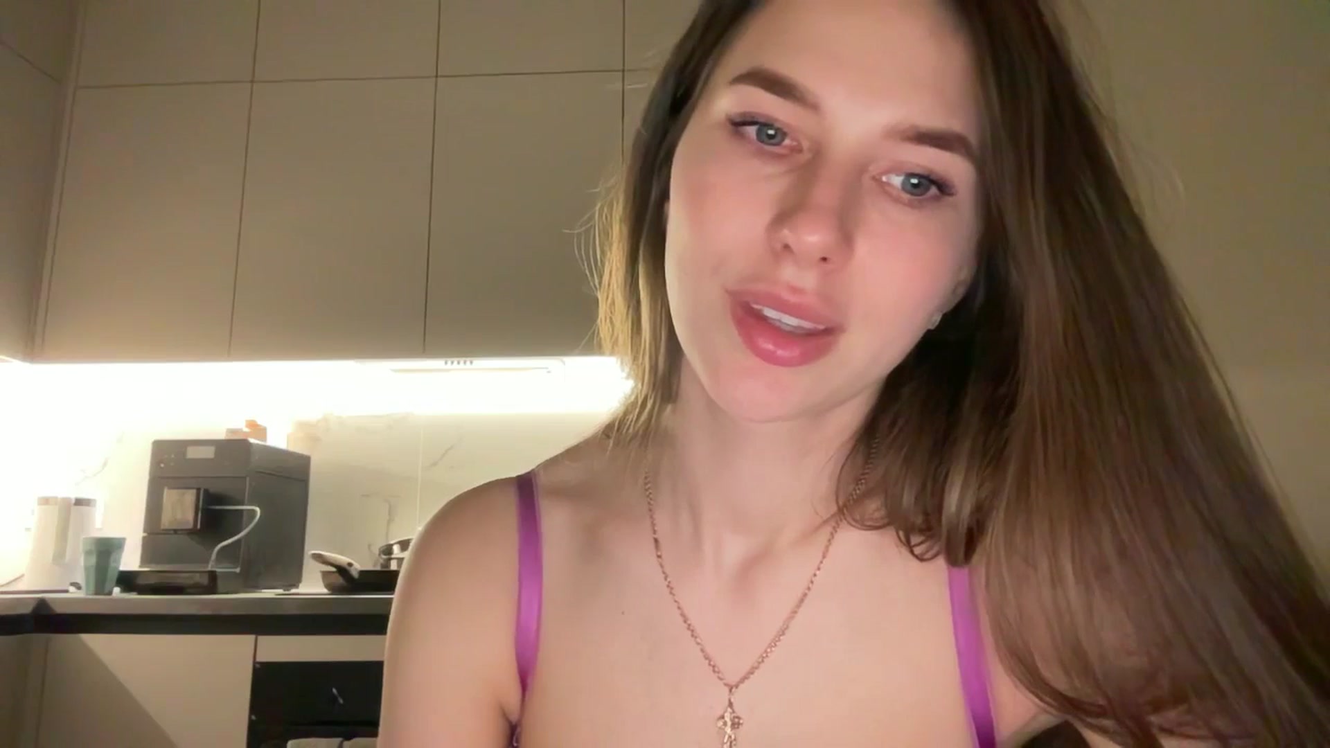 Gallery image thumbnail from kissfreeze's myfreecams stream on, 04/25/2025, 20:27 image 15 of 20