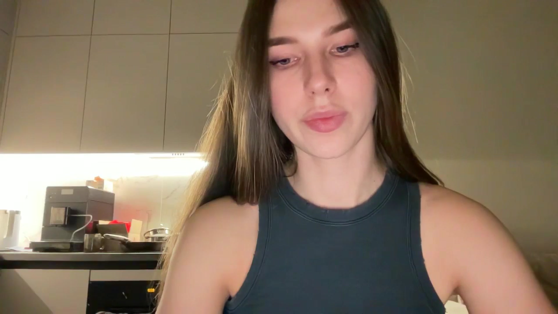 Gallery image thumbnail from kissfreeze's myfreecams stream on, 04/27/2025, 19:24 image 11 of 20