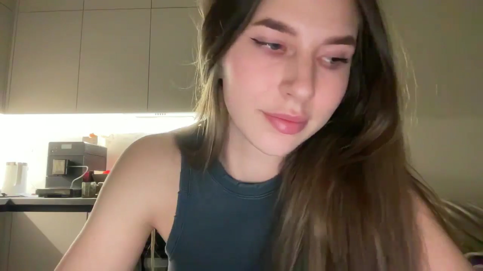 Gallery image thumbnail from kissfreeze's myfreecams stream on, 04/27/2025, 20:49 image 16 of 20