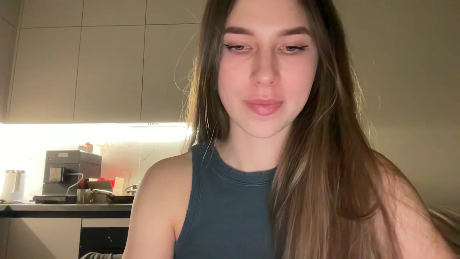 Gallery image thumbnail from kissfreeze's myfreecams stream on, 04/27/2025, 20:49 image 12 of 20