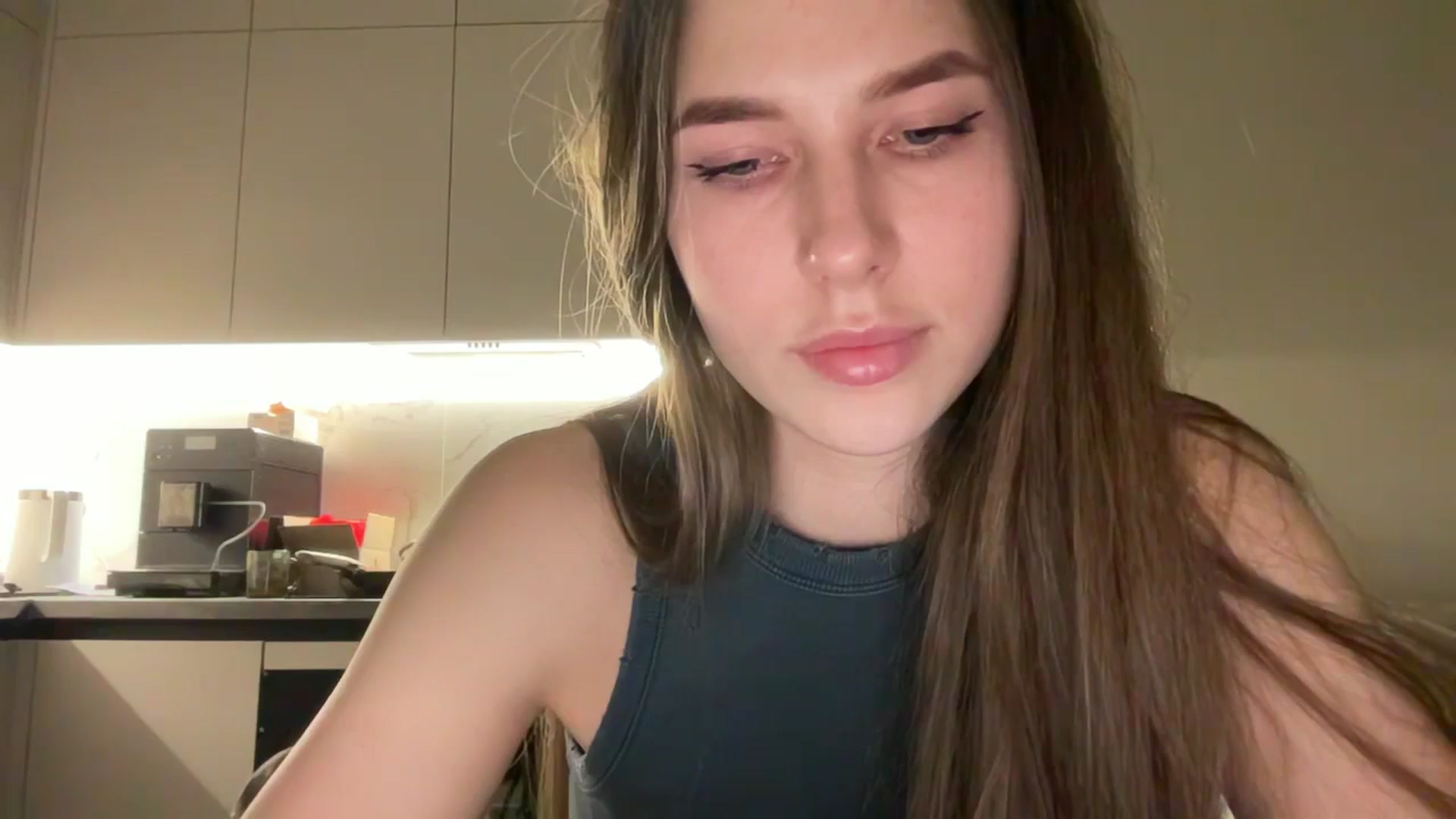 Gallery image thumbnail from kissfreeze's myfreecams stream on, 04/27/2025, 20:49 image 18 of 20