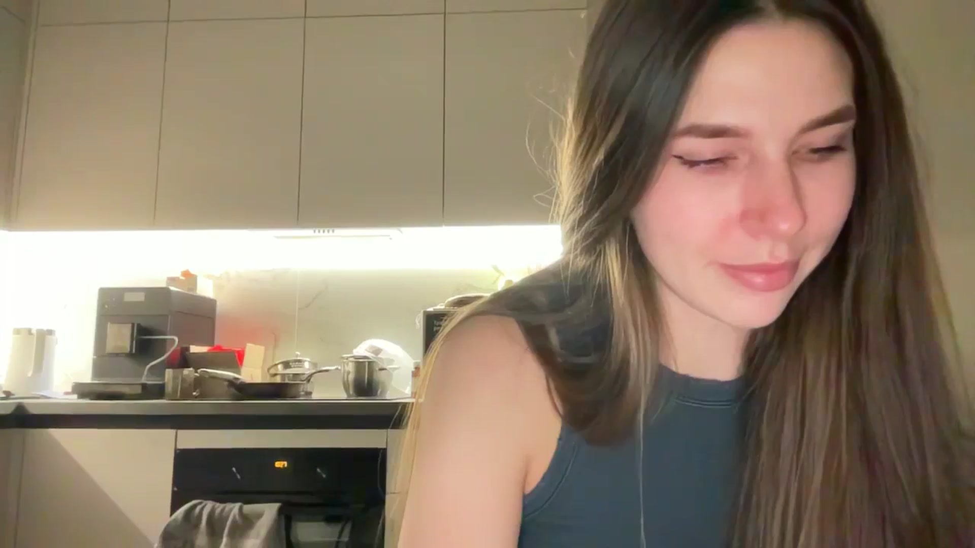 Gallery image thumbnail from kissfreeze's myfreecams stream on, 04/27/2025, 20:49 image 20 of 20