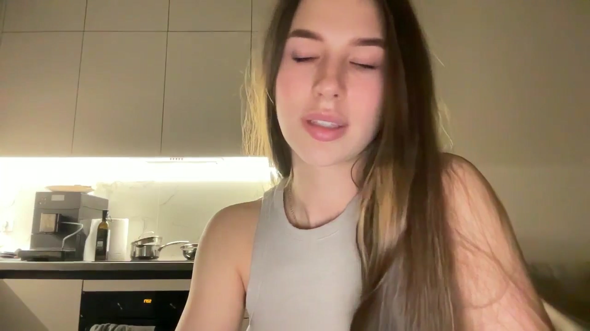 Gallery image thumbnail from kissfreeze's myfreecams stream on, 04/29/2025, 20:16 image 19 of 20