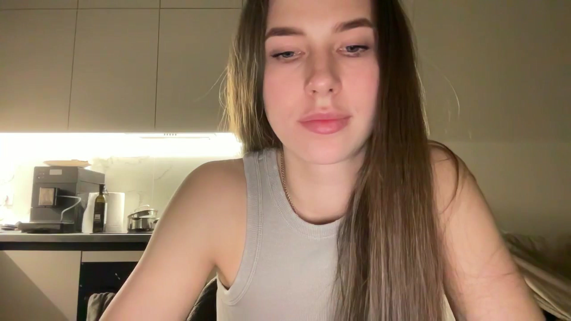 Gallery image thumbnail from kissfreeze's myfreecams stream on, 04/29/2025, 20:16 image 6 of 20