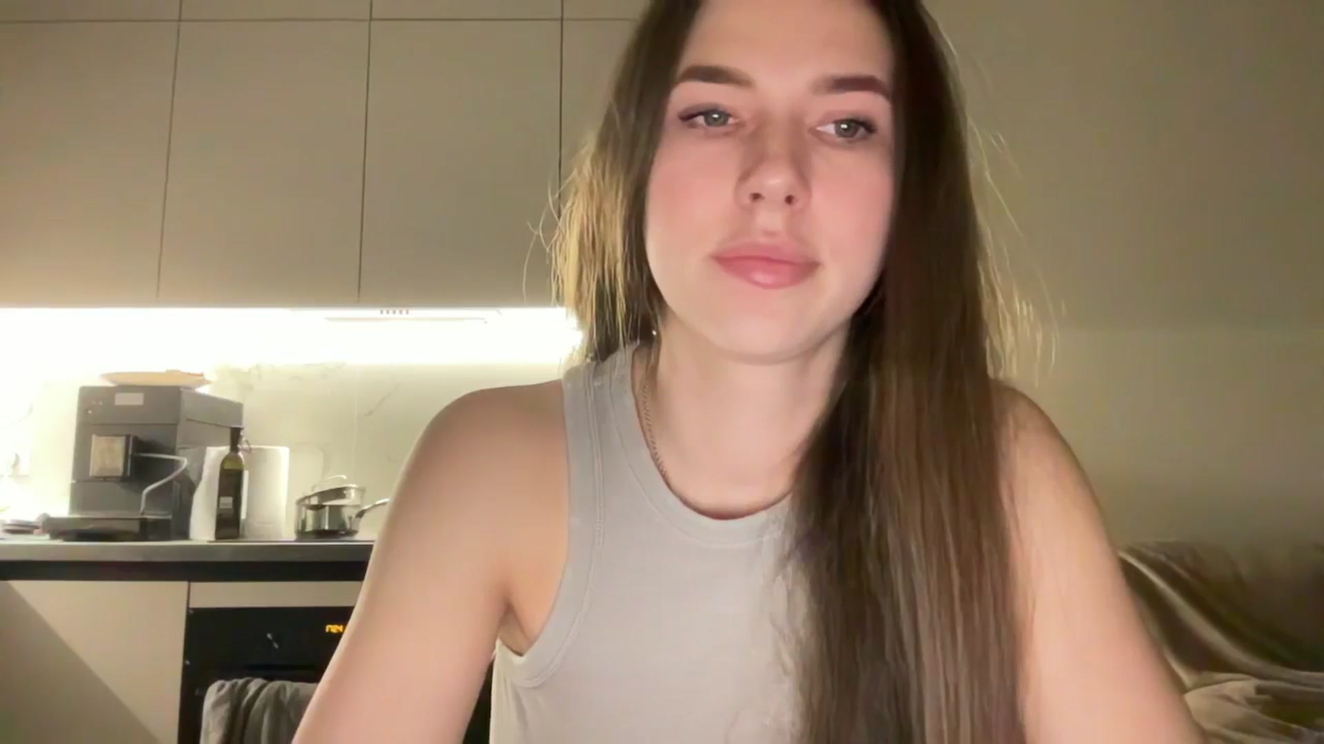 Gallery image thumbnail from kissfreeze's myfreecams stream on, 04/29/2025, 20:16 image 9 of 20